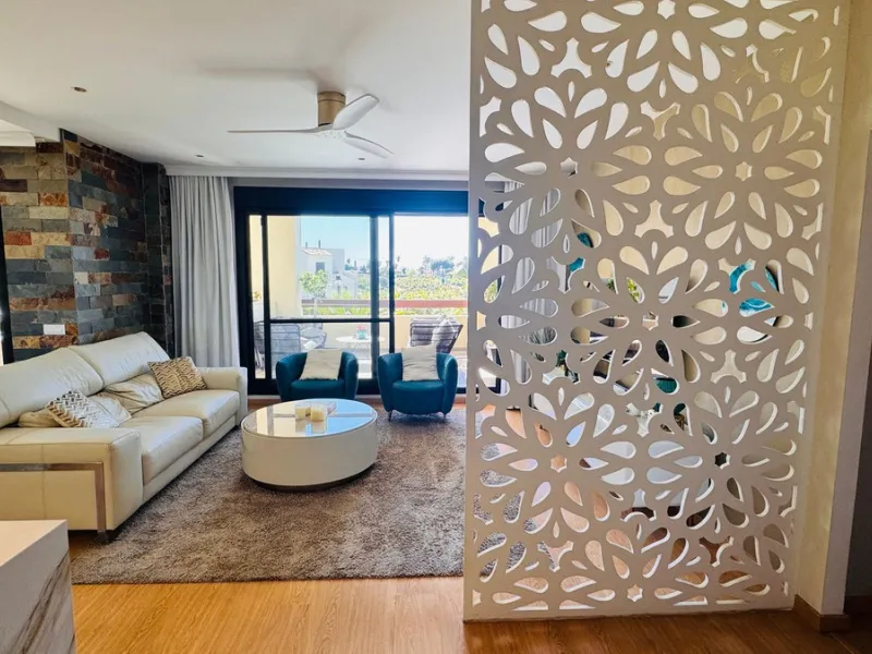 Vollständig renovierte 2-Zimmer-Wohnung mit großer 40-m²-Terrasse – Selwo, Estepona
