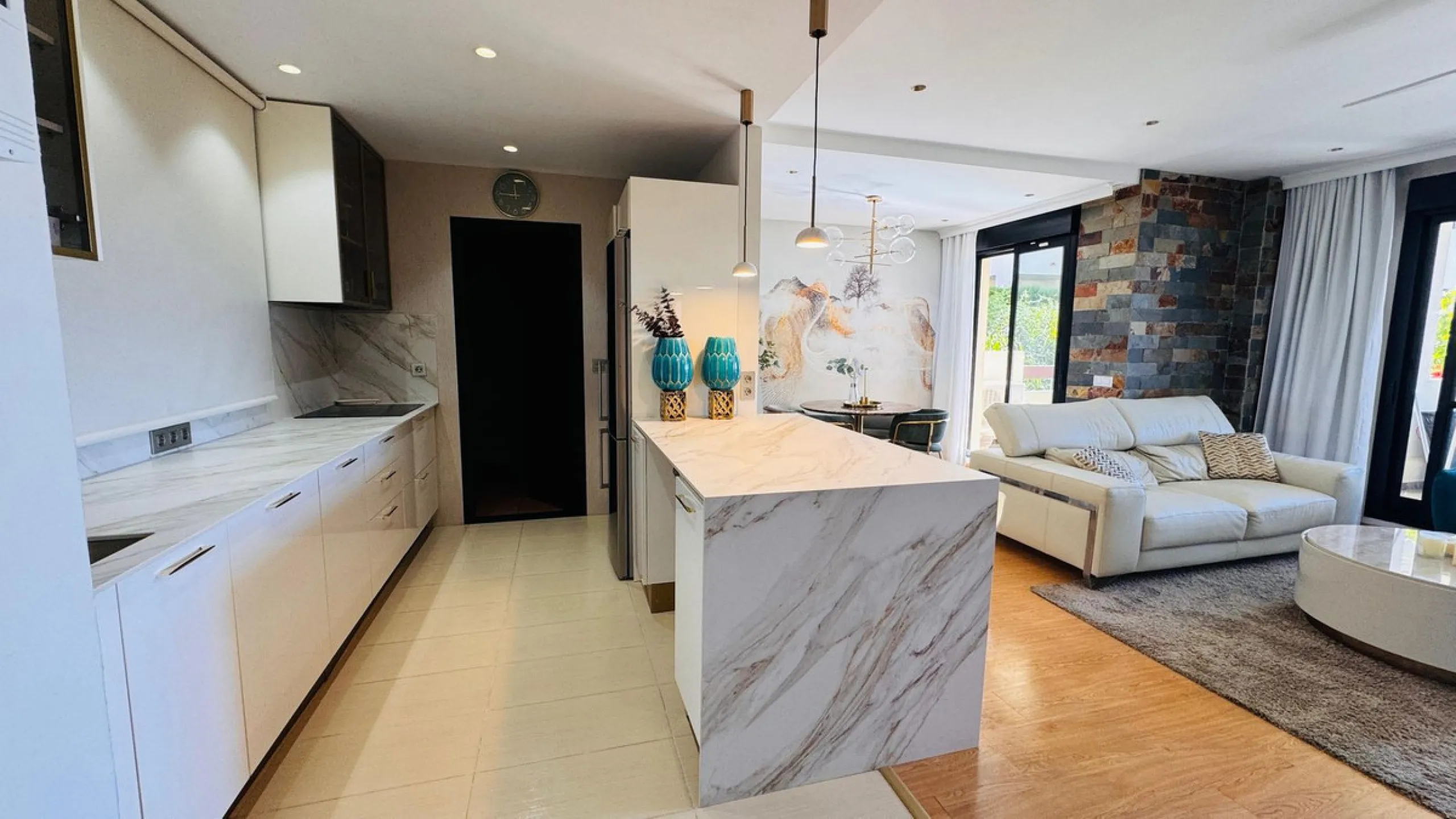 Vollständig renovierte 2-Zimmer-Wohnung mit großer 40-m²-Terrasse – Selwo, Estepona