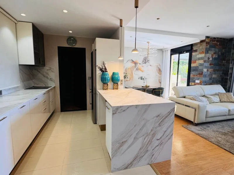 Vollständig renovierte 2-Zimmer-Wohnung mit großer 40-m²-Terrasse – Selwo, Estepona