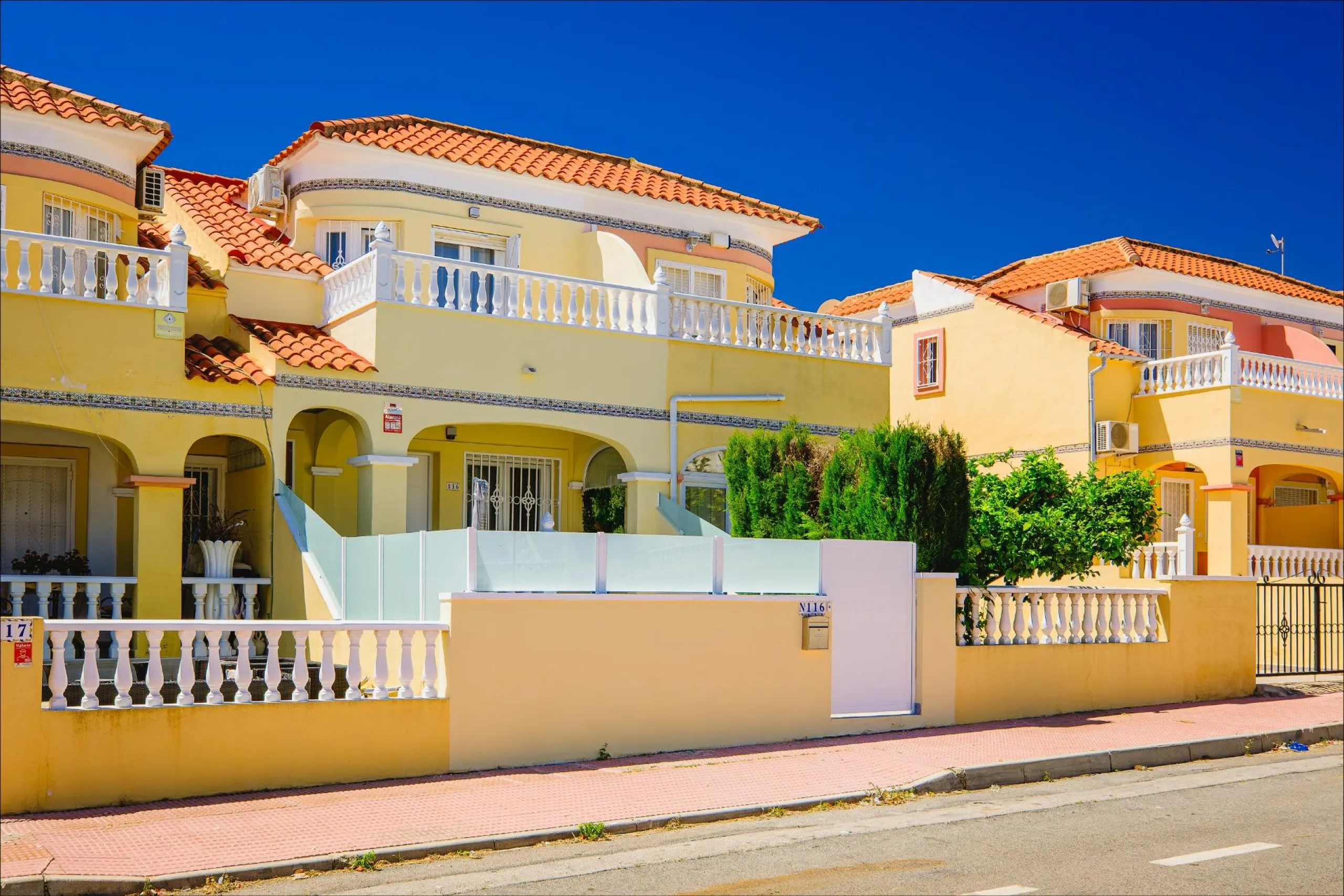 REFORMED TOWNHOUSE WITH SEA VIEWS IN "LAS FILIPINAS" ORIHUELA COSTA. WITH POOL. 3 BEDROOMS. 2 BATHROOMS. WITH A SURFACE OF 84 M2.