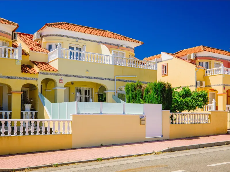 REFORMED TOWNHOUSE WITH SEA VIEWS IN "LAS FILIPINAS" ORIHUELA COSTA. WITH POOL. 3 BEDROOMS. 2 BATHROOMS. WITH A SURFACE OF 84 M2.
