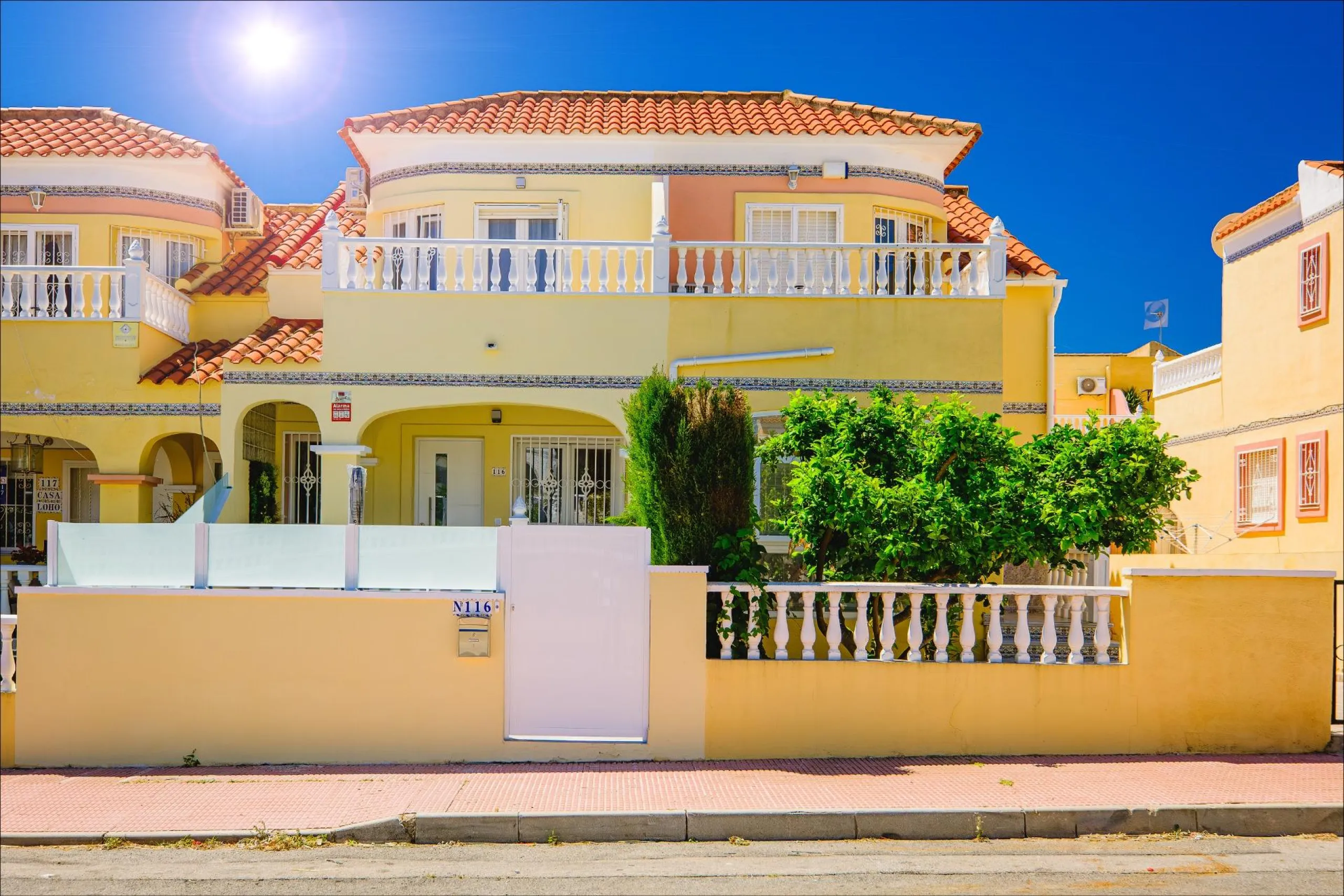 REFORMED TOWNHOUSE WITH SEA VIEWS IN "LAS FILIPINAS" ORIHUELA COSTA. WITH POOL. 3 BEDROOMS. 2 BATHROOMS. WITH A SURFACE OF 84 M2.