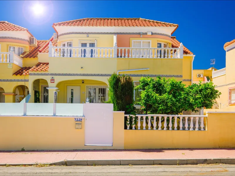 REFORMED TOWNHOUSE WITH SEA VIEWS IN "LAS FILIPINAS" ORIHUELA COSTA. WITH POOL. 3 BEDROOMS. 2 BATHROOMS. WITH A SURFACE OF 84 M2.