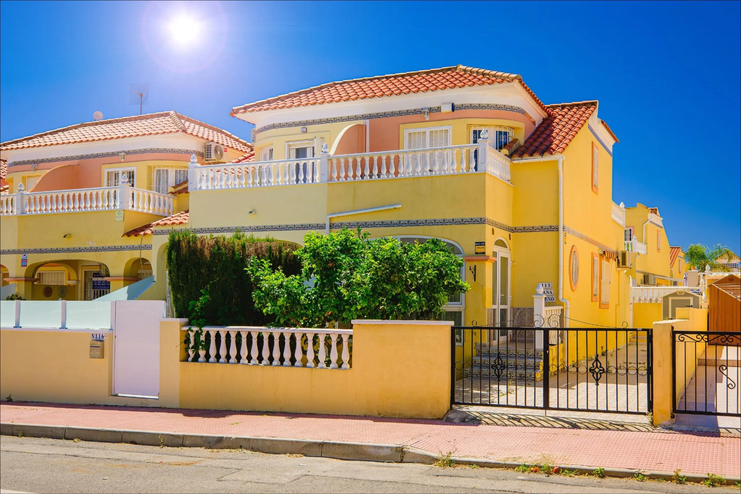 REFORMED TOWNHOUSE WITH SEA VIEWS IN "LAS FILIPINAS" ORIHUELA COSTA. WITH POOL. 3 BEDROOMS. 2 BATHROOMS. WITH A SURFACE OF 84 M2.