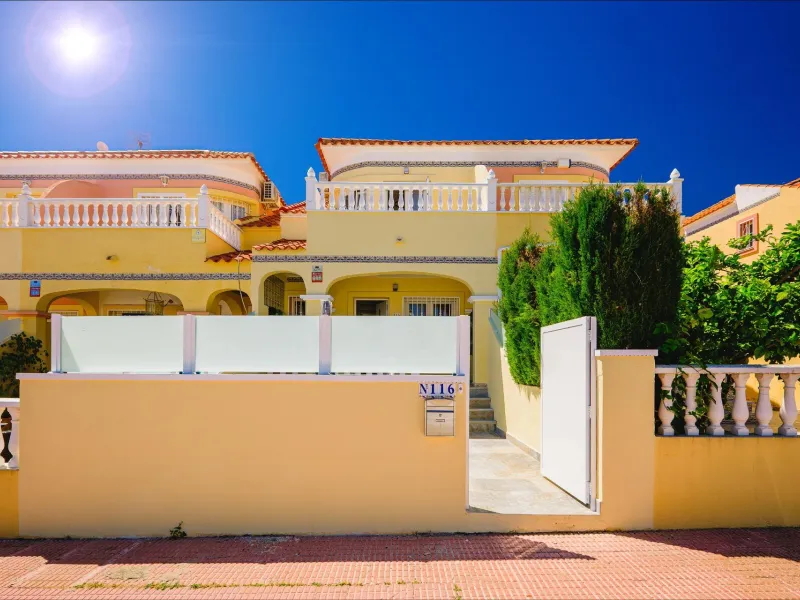 REFORMED TOWNHOUSE WITH SEA VIEWS IN "LAS FILIPINAS" ORIHUELA COSTA. WITH POOL. 3 BEDROOMS. 2 BATHROOMS. WITH A SURFACE OF 84 M2.