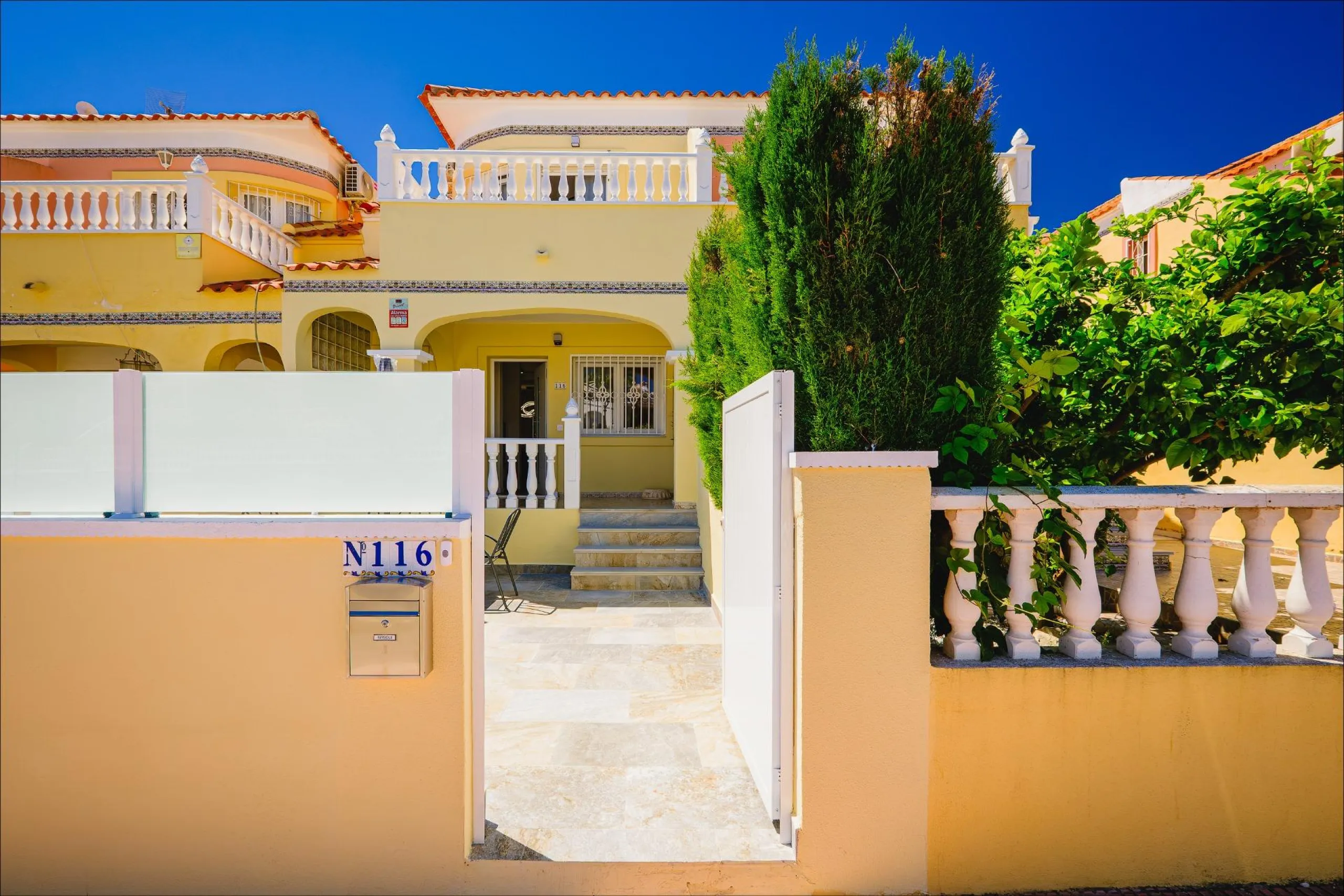 REFORMED TOWNHOUSE WITH SEA VIEWS IN "LAS FILIPINAS" ORIHUELA COSTA. WITH POOL. 3 BEDROOMS. 2 BATHROOMS. WITH A SURFACE OF 84 M2.