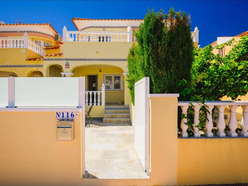 REFORMED TOWNHOUSE WITH SEA VIEWS IN "LAS FILIPINAS" ORIHUELA COSTA. WITH POOL. 3 BEDROOMS. 2 BATHROOMS. WITH A SURFACE OF 84 M2.