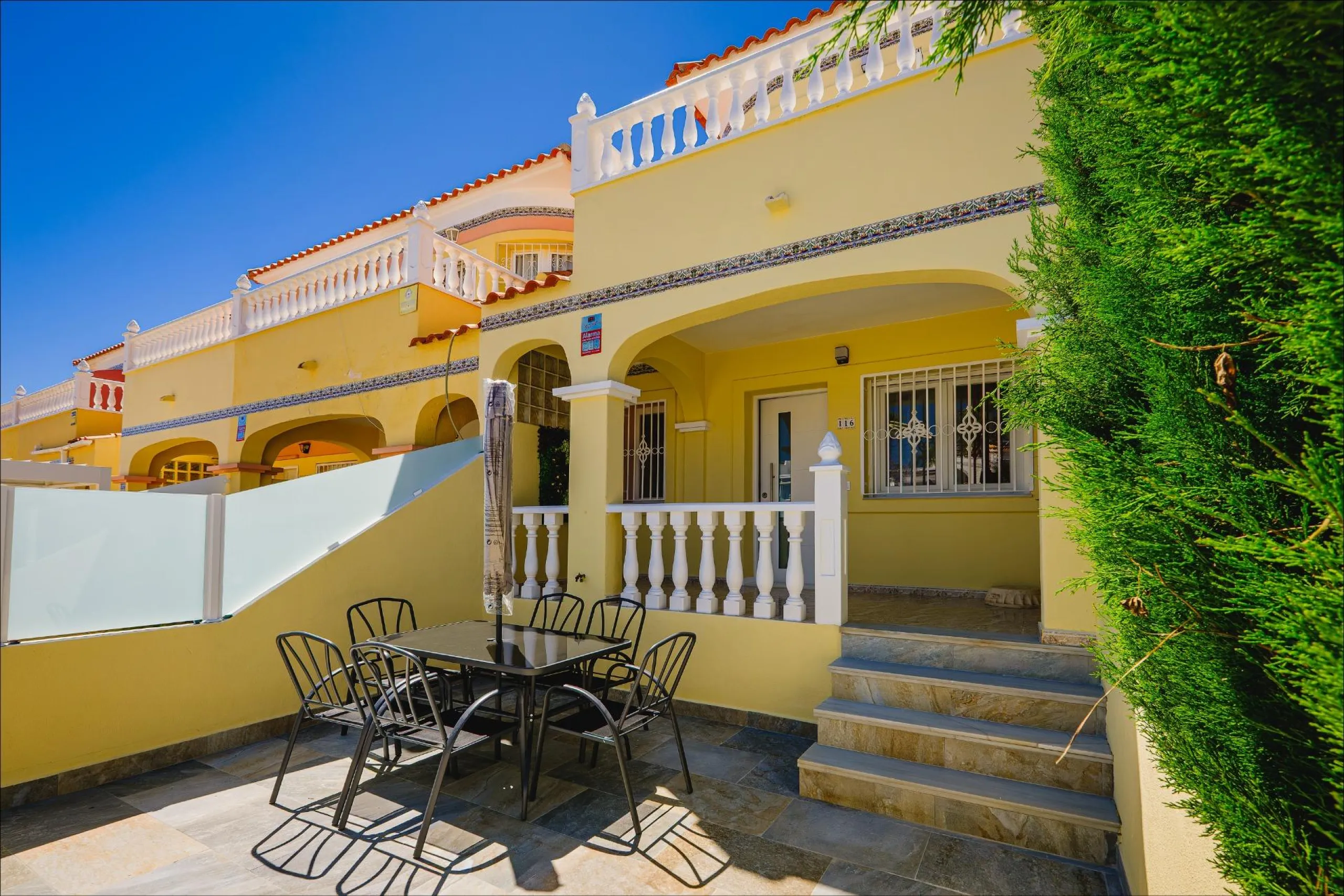 REFORMED TOWNHOUSE WITH SEA VIEWS IN "LAS FILIPINAS" ORIHUELA COSTA. WITH POOL. 3 BEDROOMS. 2 BATHROOMS. WITH A SURFACE OF 84 M2.