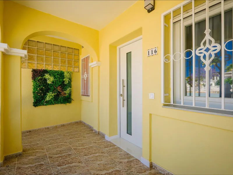 REFORMED TOWNHOUSE WITH SEA VIEWS IN "LAS FILIPINAS" ORIHUELA COSTA. WITH POOL. 3 BEDROOMS. 2 BATHROOMS. WITH A SURFACE OF 84 M2.