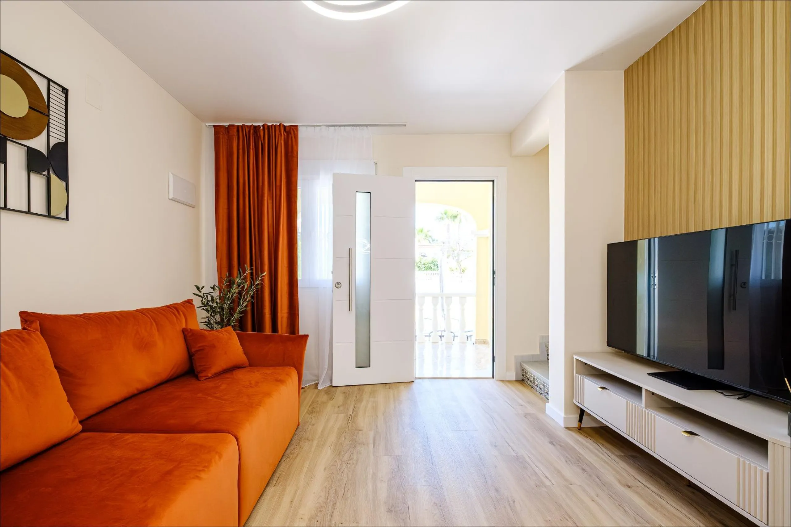 REFORMED TOWNHOUSE WITH SEA VIEWS IN "LAS FILIPINAS" ORIHUELA COSTA. WITH POOL. 3 BEDROOMS. 2 BATHROOMS. WITH A SURFACE OF 84 M2.