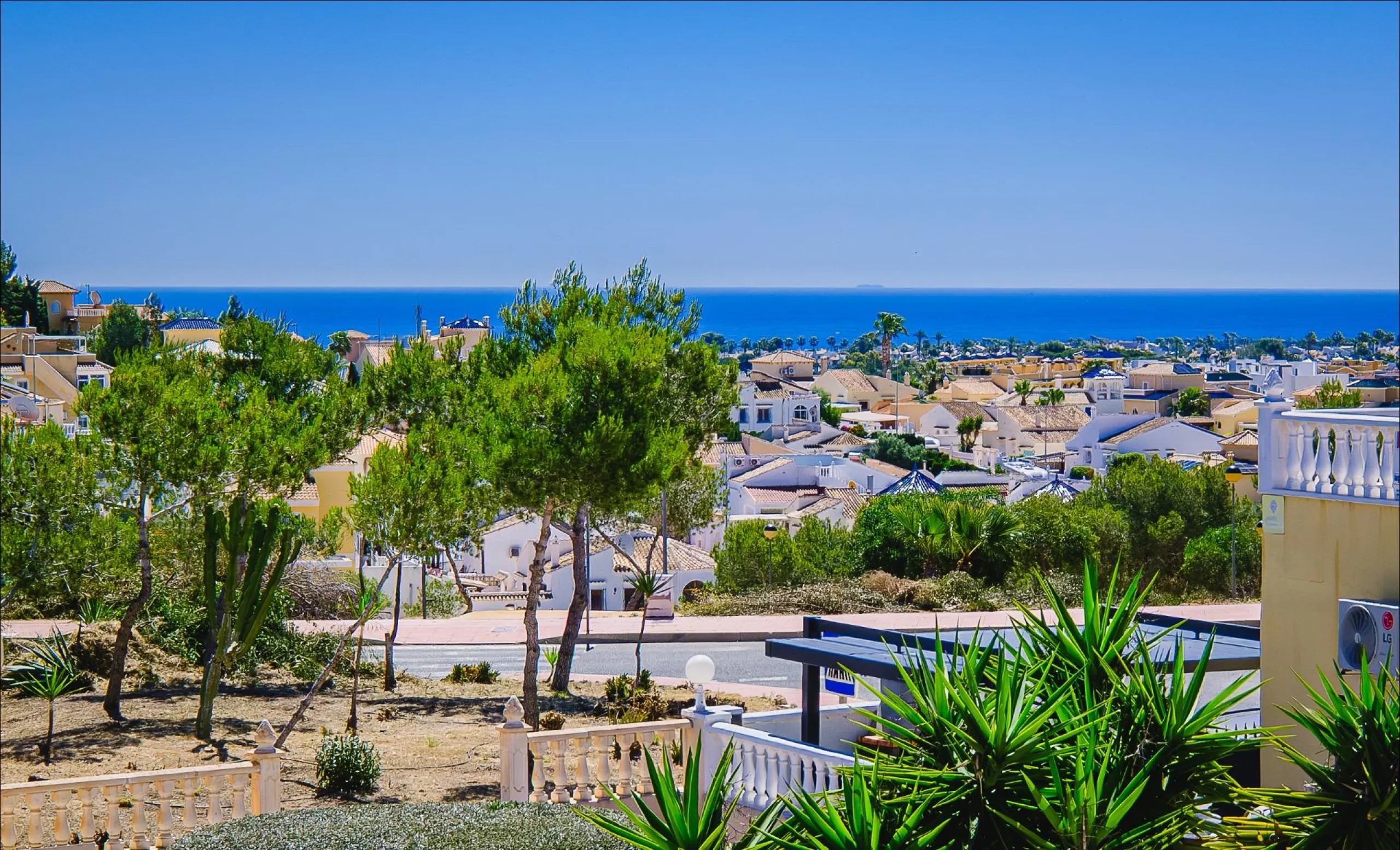 REFORMED TOWNHOUSE WITH SEA VIEWS IN "LAS FILIPINAS" ORIHUELA COSTA. WITH POOL. 3 BEDROOMS. 2 BATHROOMS. WITH A SURFACE OF 84 M2.