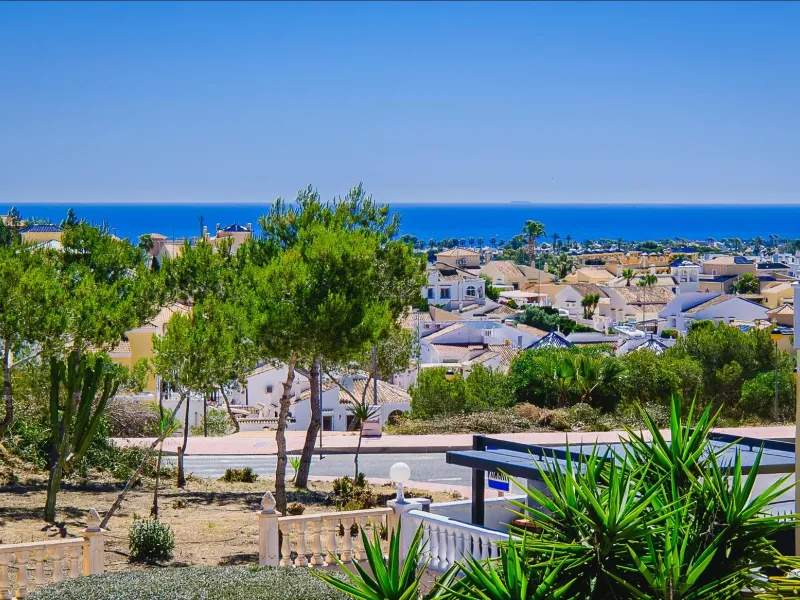 REFORMED TOWNHOUSE WITH SEA VIEWS IN "LAS FILIPINAS" ORIHUELA COSTA. WITH POOL. 3 BEDROOMS. 2 BATHROOMS. WITH A SURFACE OF 84 M2.