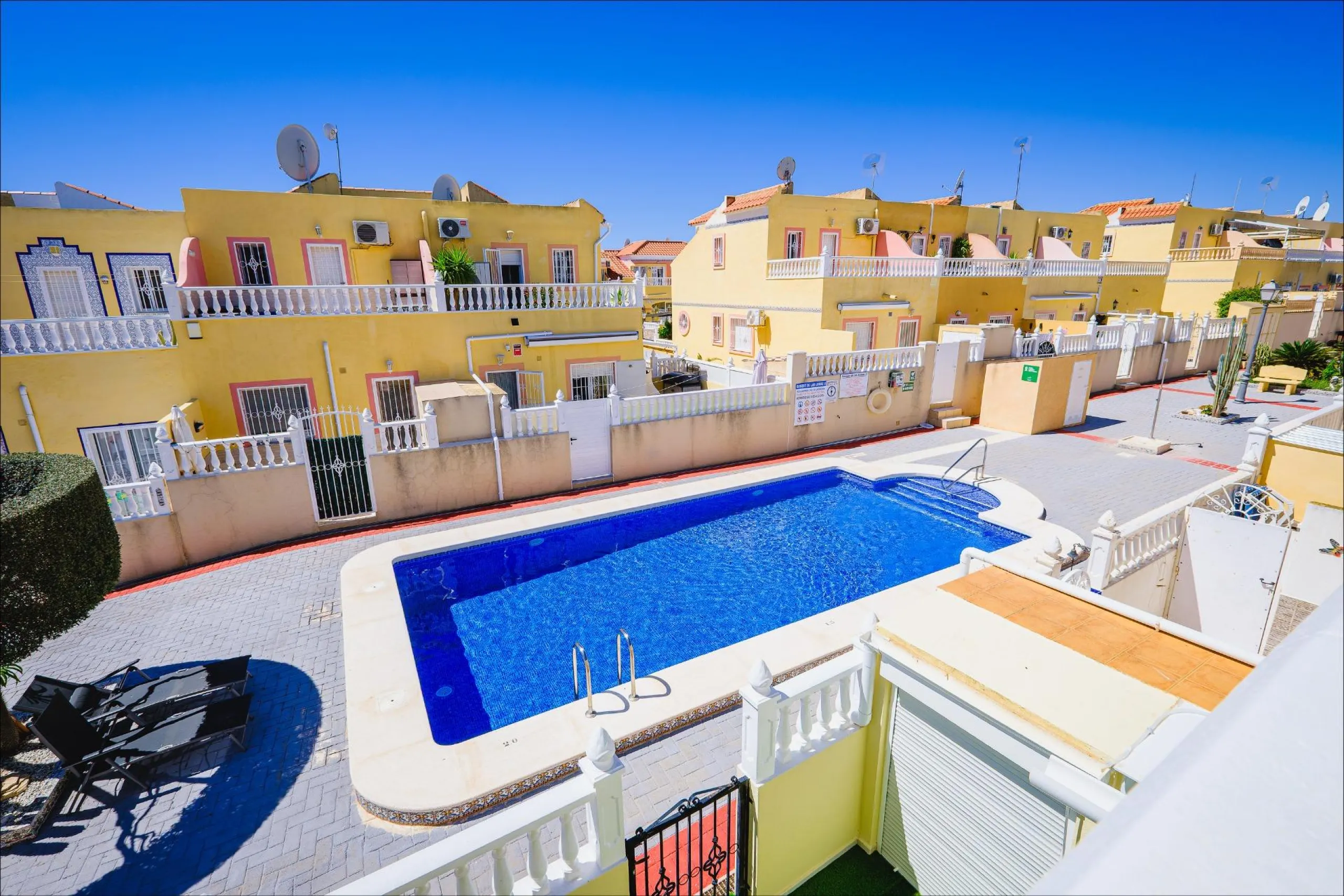 REFORMED TOWNHOUSE WITH SEA VIEWS IN "LAS FILIPINAS" ORIHUELA COSTA. WITH POOL. 3 BEDROOMS. 2 BATHROOMS. WITH A SURFACE OF 84 M2.