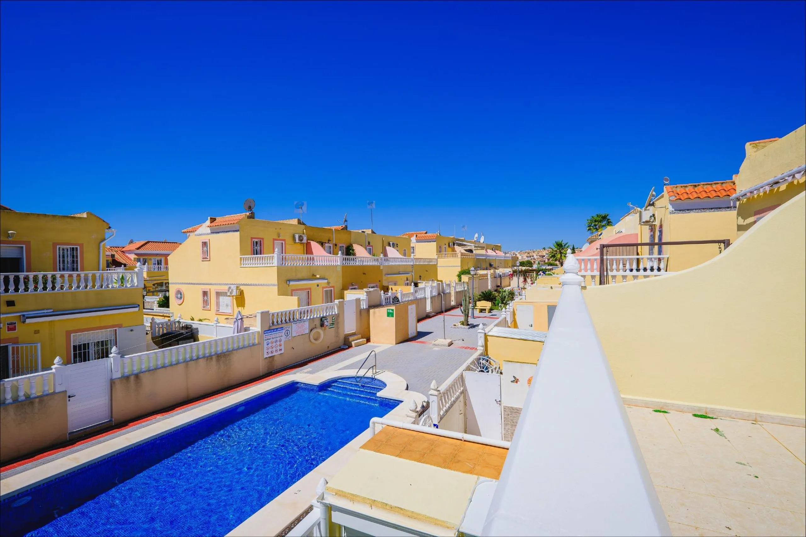 REFORMED TOWNHOUSE WITH SEA VIEWS IN "LAS FILIPINAS" ORIHUELA COSTA. WITH POOL. 3 BEDROOMS. 2 BATHROOMS. WITH A SURFACE OF 84 M2.