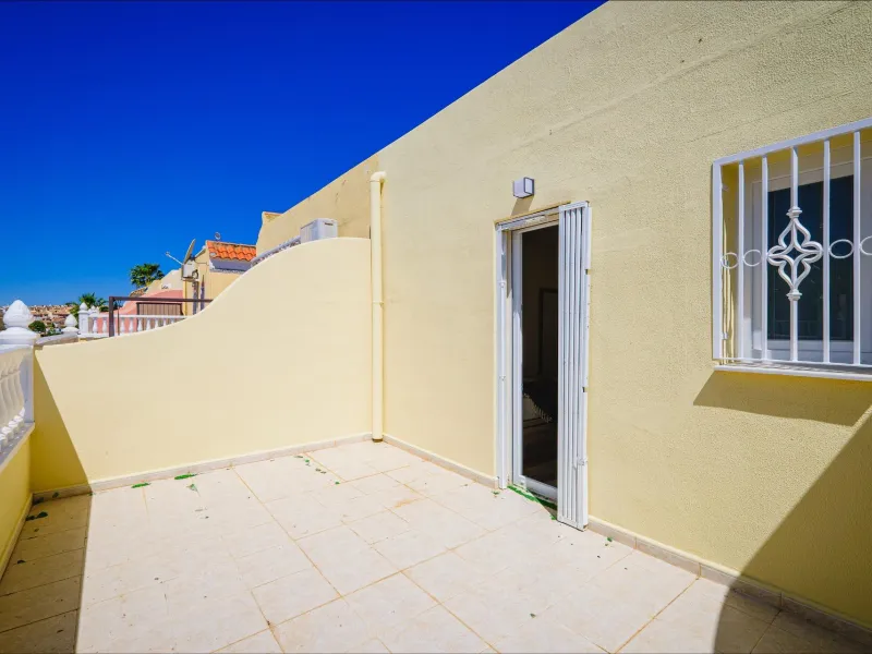 REFORMED TOWNHOUSE WITH SEA VIEWS IN "LAS FILIPINAS" ORIHUELA COSTA. WITH POOL. 3 BEDROOMS. 2 BATHROOMS. WITH A SURFACE OF 84 M2.