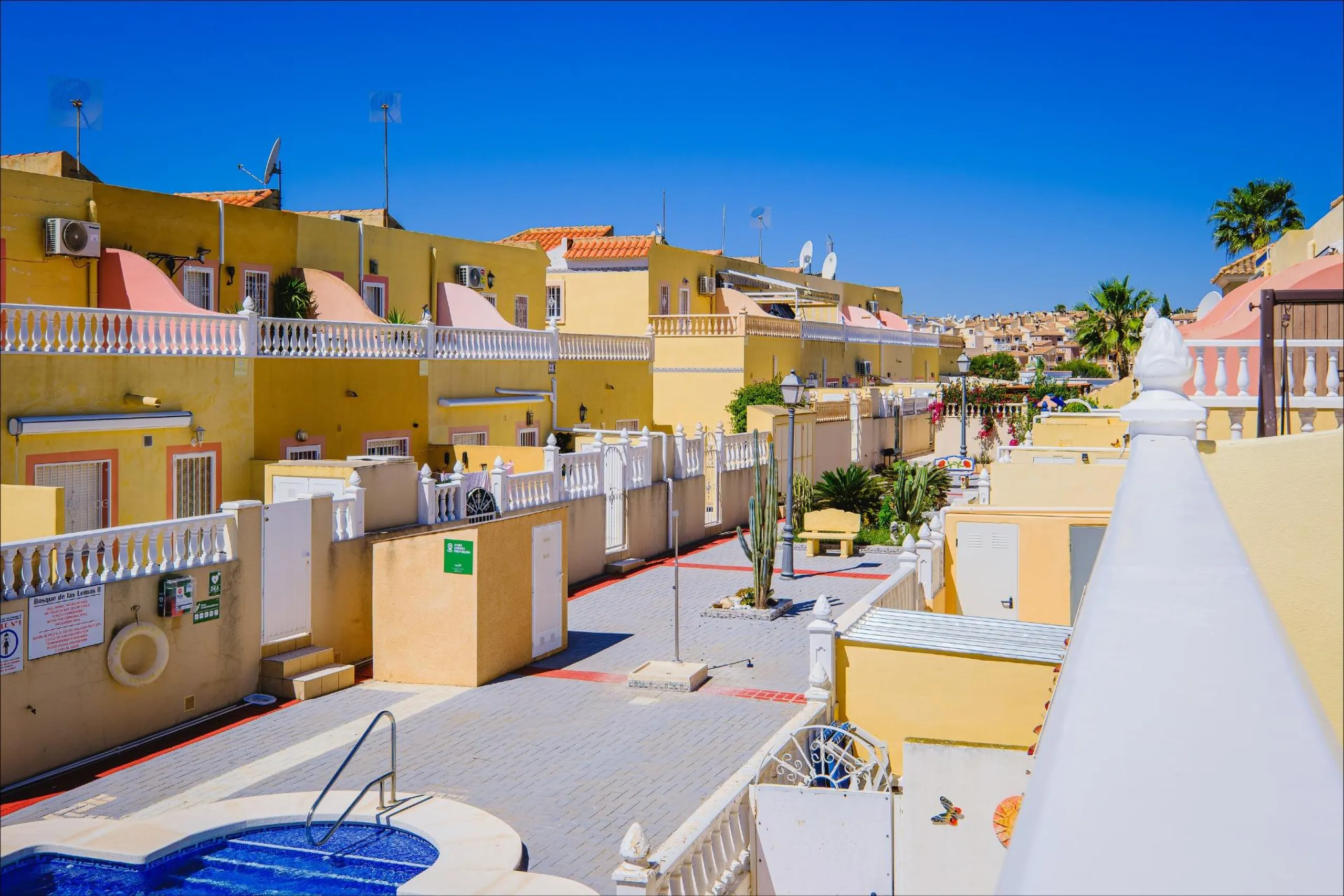 REFORMED TOWNHOUSE WITH SEA VIEWS IN "LAS FILIPINAS" ORIHUELA COSTA. WITH POOL. 3 BEDROOMS. 2 BATHROOMS. WITH A SURFACE OF 84 M2.