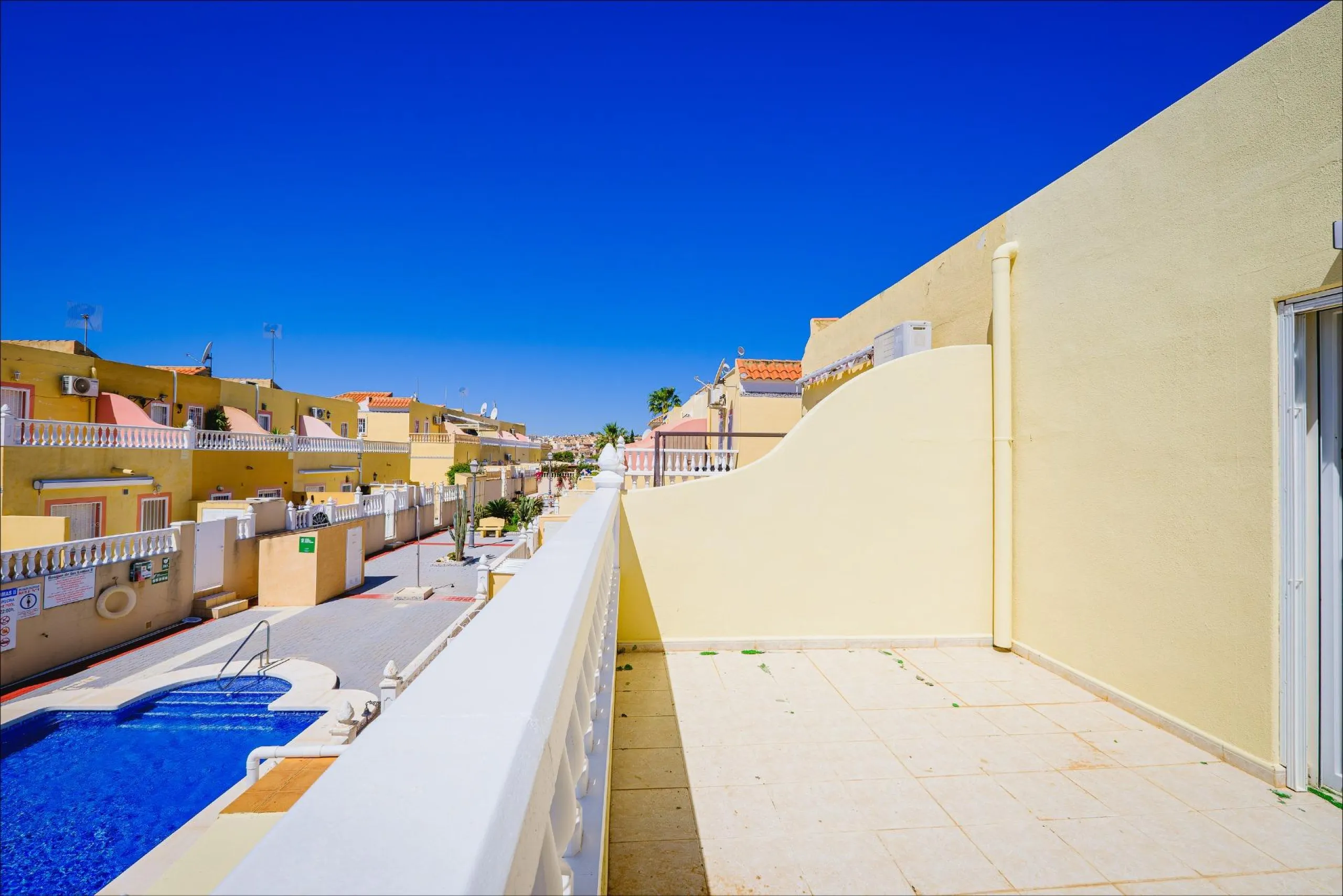 REFORMED TOWNHOUSE WITH SEA VIEWS IN "LAS FILIPINAS" ORIHUELA COSTA. WITH POOL. 3 BEDROOMS. 2 BATHROOMS. WITH A SURFACE OF 84 M2.