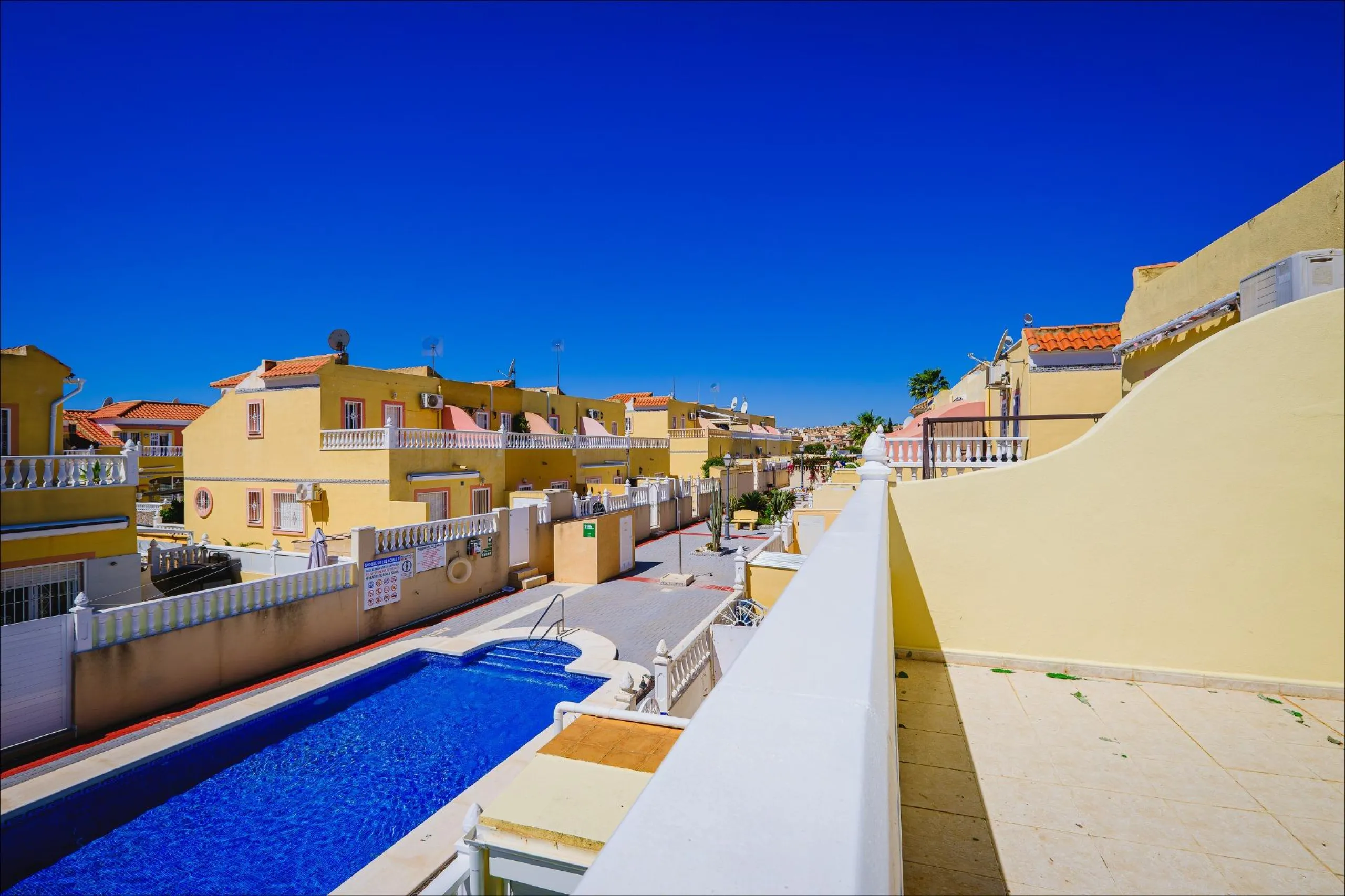 REFORMED TOWNHOUSE WITH SEA VIEWS IN "LAS FILIPINAS" ORIHUELA COSTA. WITH POOL. 3 BEDROOMS. 2 BATHROOMS. WITH A SURFACE OF 84 M2.