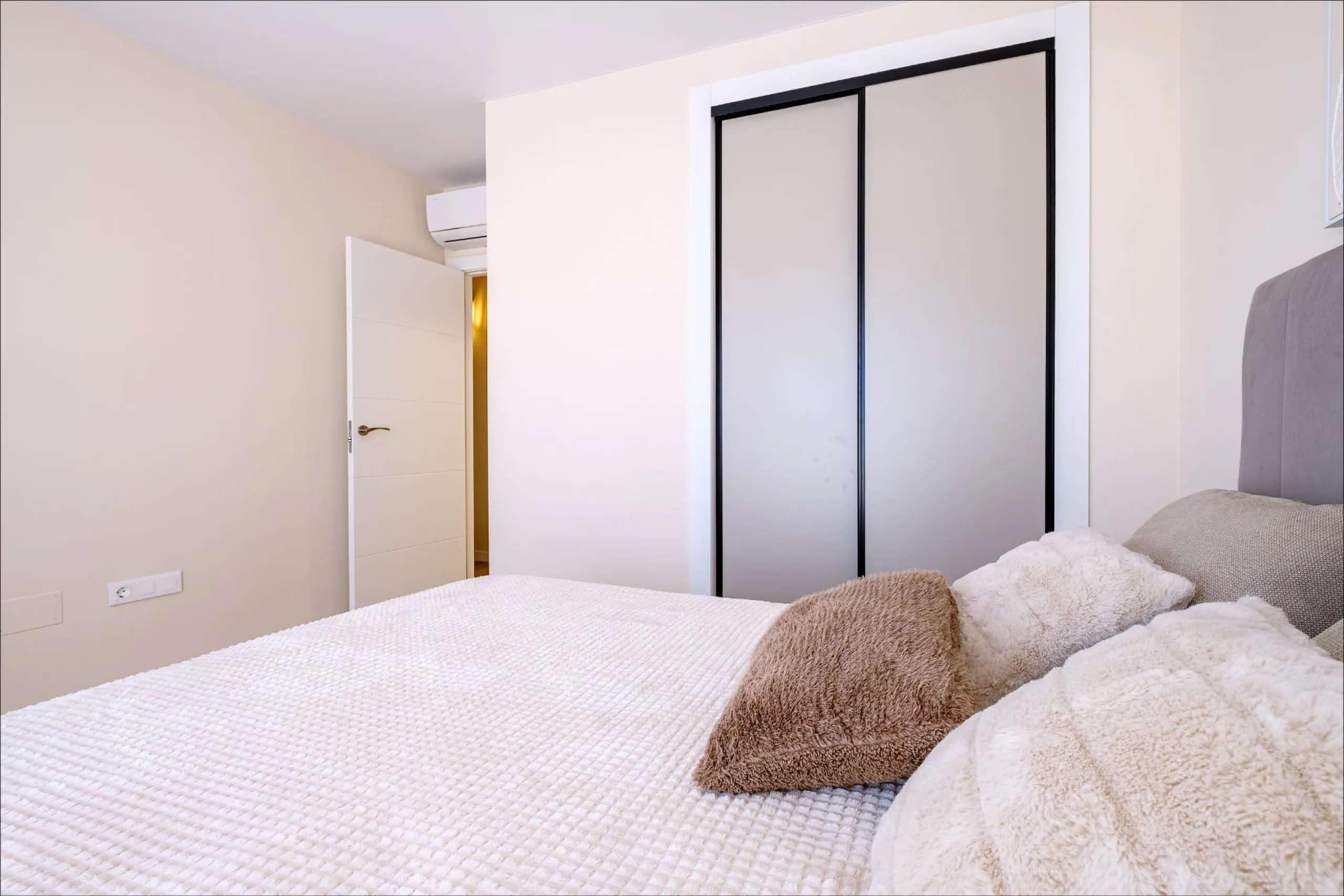 REFORMED TOWNHOUSE WITH SEA VIEWS IN "LAS FILIPINAS" ORIHUELA COSTA. WITH POOL. 3 BEDROOMS. 2 BATHROOMS. WITH A SURFACE OF 84 M2.
