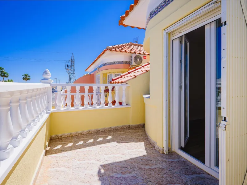 REFORMED TOWNHOUSE WITH SEA VIEWS IN "LAS FILIPINAS" ORIHUELA COSTA. WITH POOL. 3 BEDROOMS. 2 BATHROOMS. WITH A SURFACE OF 84 M2.