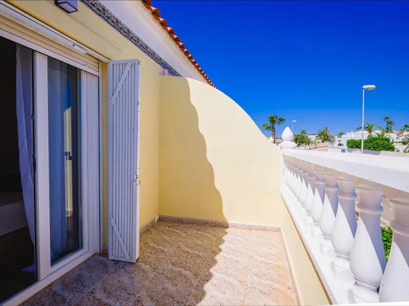 REFORMED TOWNHOUSE WITH SEA VIEWS IN "LAS FILIPINAS" ORIHUELA COSTA. WITH POOL. 3 BEDROOMS. 2 BATHROOMS. WITH A SURFACE OF 84 M2.