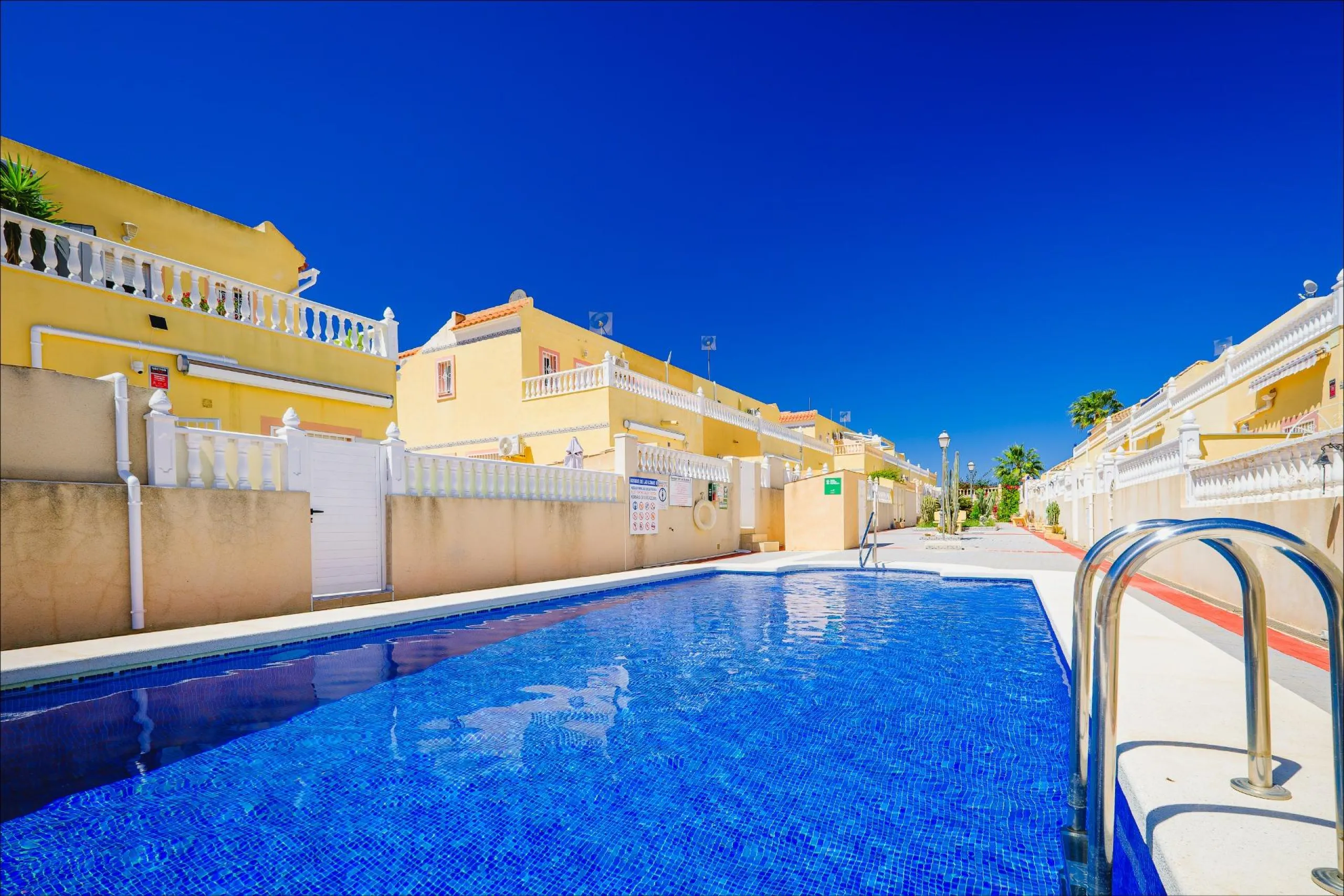 REFORMED TOWNHOUSE WITH SEA VIEWS IN "LAS FILIPINAS" ORIHUELA COSTA. WITH POOL. 3 BEDROOMS. 2 BATHROOMS. WITH A SURFACE OF 84 M2.