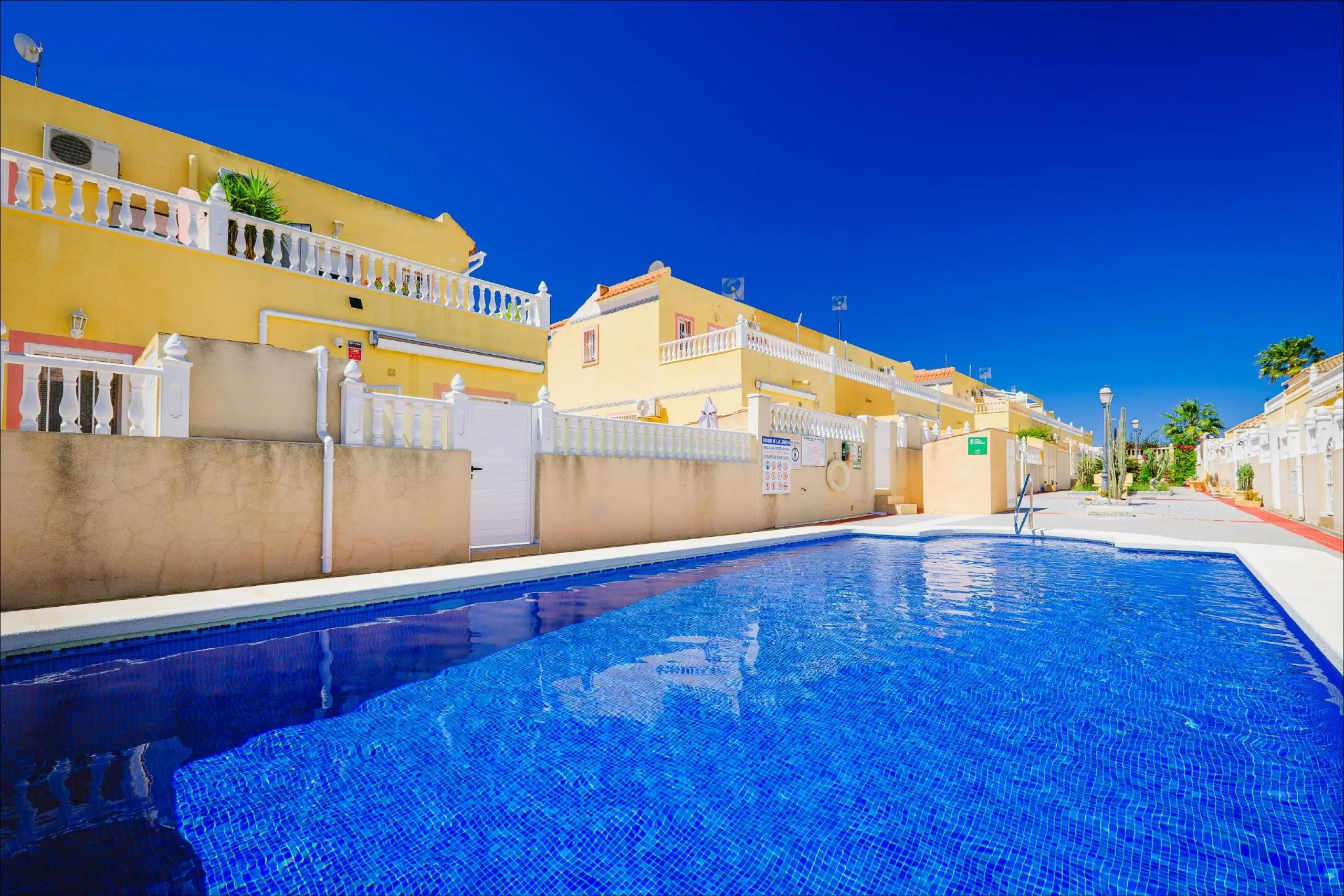 REFORMED TOWNHOUSE WITH SEA VIEWS IN "LAS FILIPINAS" ORIHUELA COSTA. WITH POOL. 3 BEDROOMS. 2 BATHROOMS. WITH A SURFACE OF 84 M2.