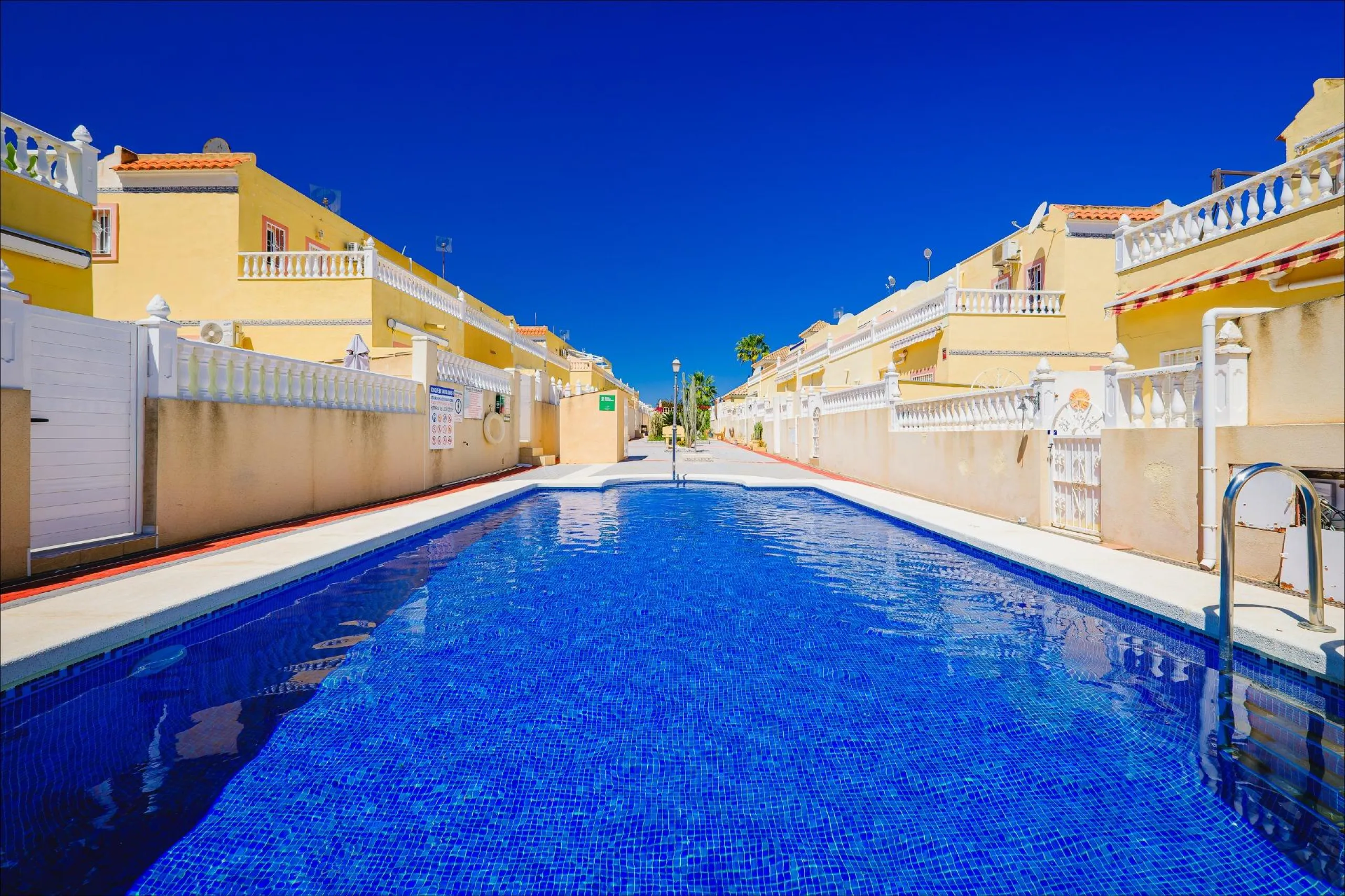 REFORMED TOWNHOUSE WITH SEA VIEWS IN "LAS FILIPINAS" ORIHUELA COSTA. WITH POOL. 3 BEDROOMS. 2 BATHROOMS. WITH A SURFACE OF 84 M2.