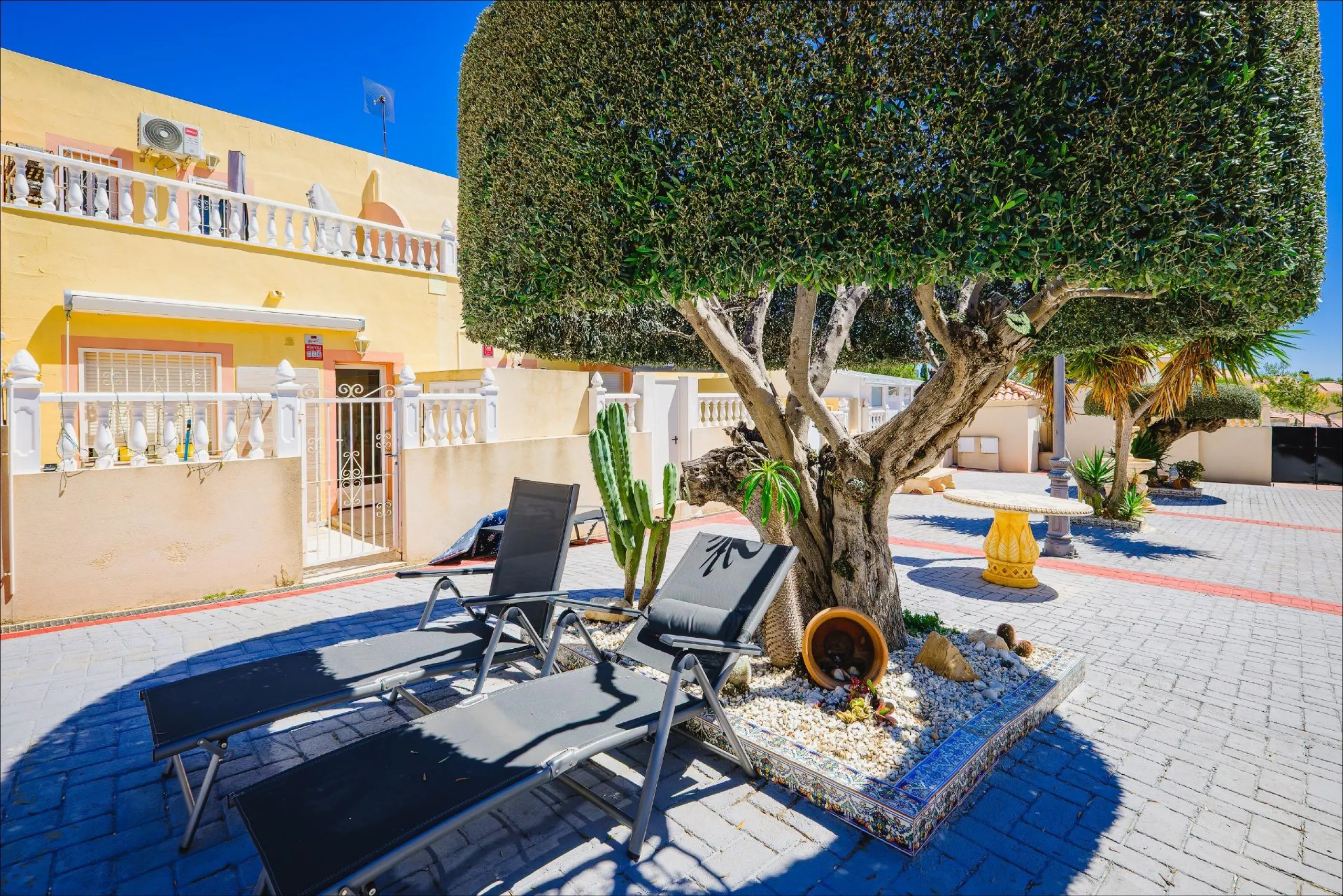 REFORMED TOWNHOUSE WITH SEA VIEWS IN "LAS FILIPINAS" ORIHUELA COSTA. WITH POOL. 3 BEDROOMS. 2 BATHROOMS. WITH A SURFACE OF 84 M2.