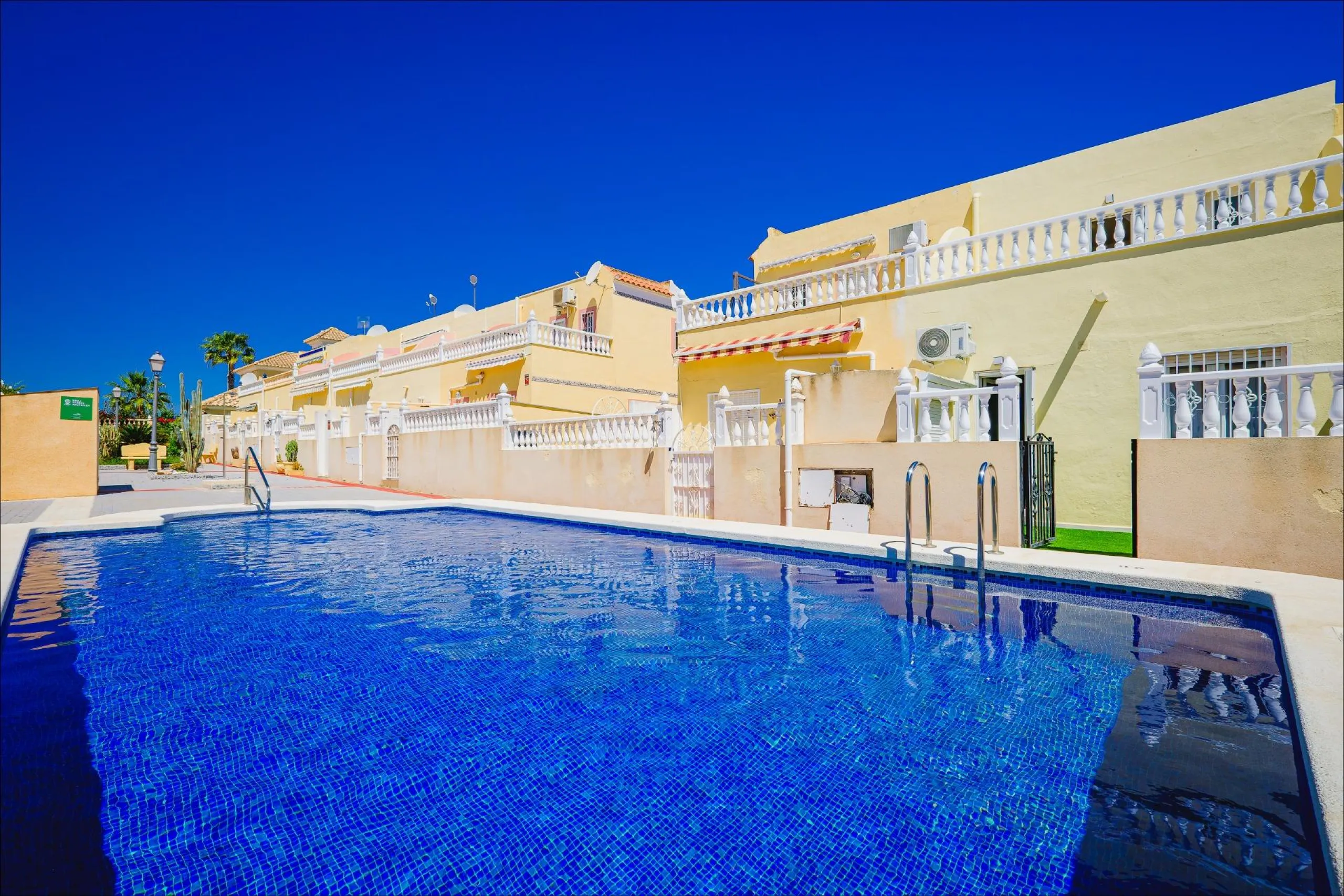 REFORMED TOWNHOUSE WITH SEA VIEWS IN "LAS FILIPINAS" ORIHUELA COSTA. WITH POOL. 3 BEDROOMS. 2 BATHROOMS. WITH A SURFACE OF 84 M2.