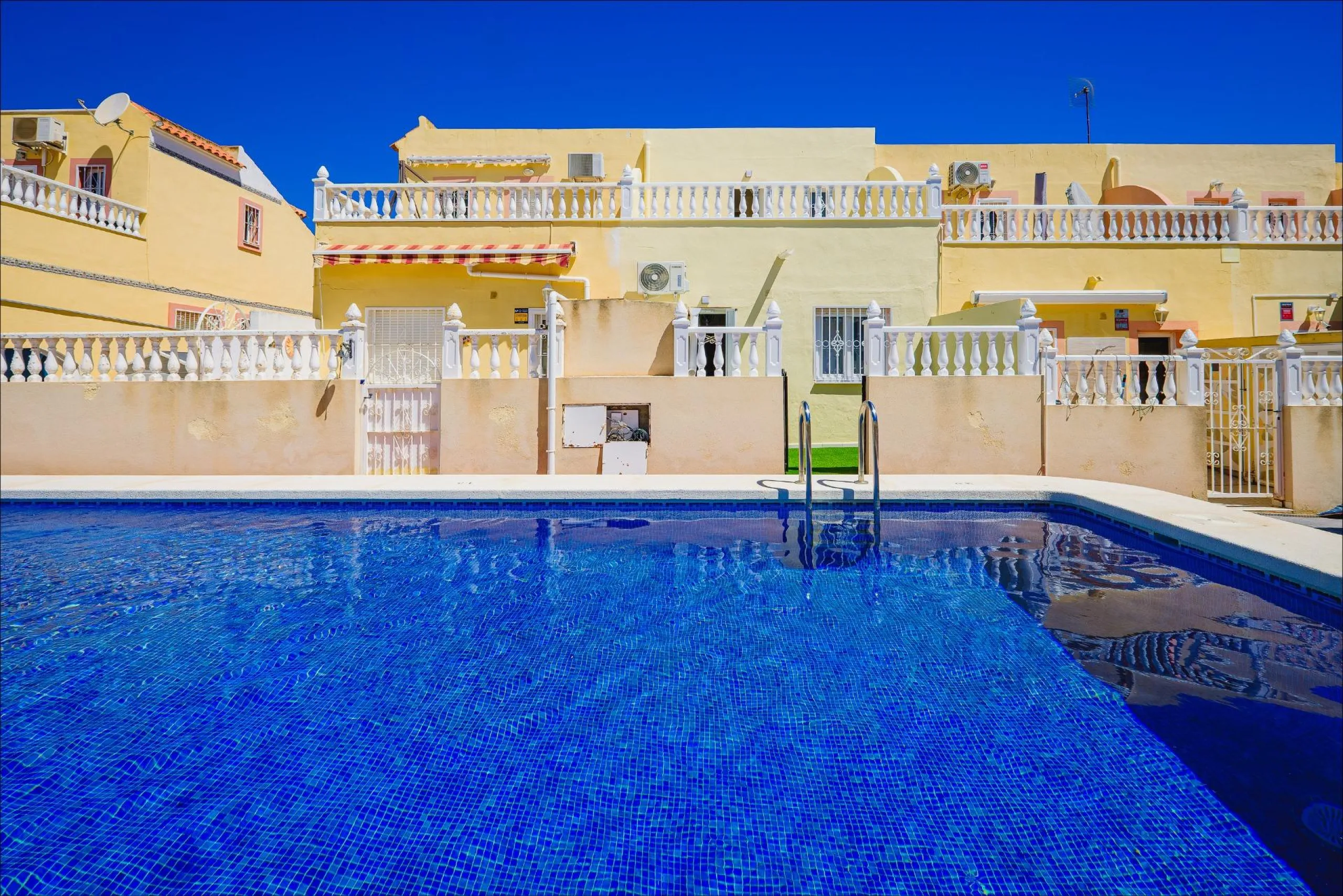 REFORMED TOWNHOUSE WITH SEA VIEWS IN "LAS FILIPINAS" ORIHUELA COSTA. WITH POOL. 3 BEDROOMS. 2 BATHROOMS. WITH A SURFACE OF 84 M2.