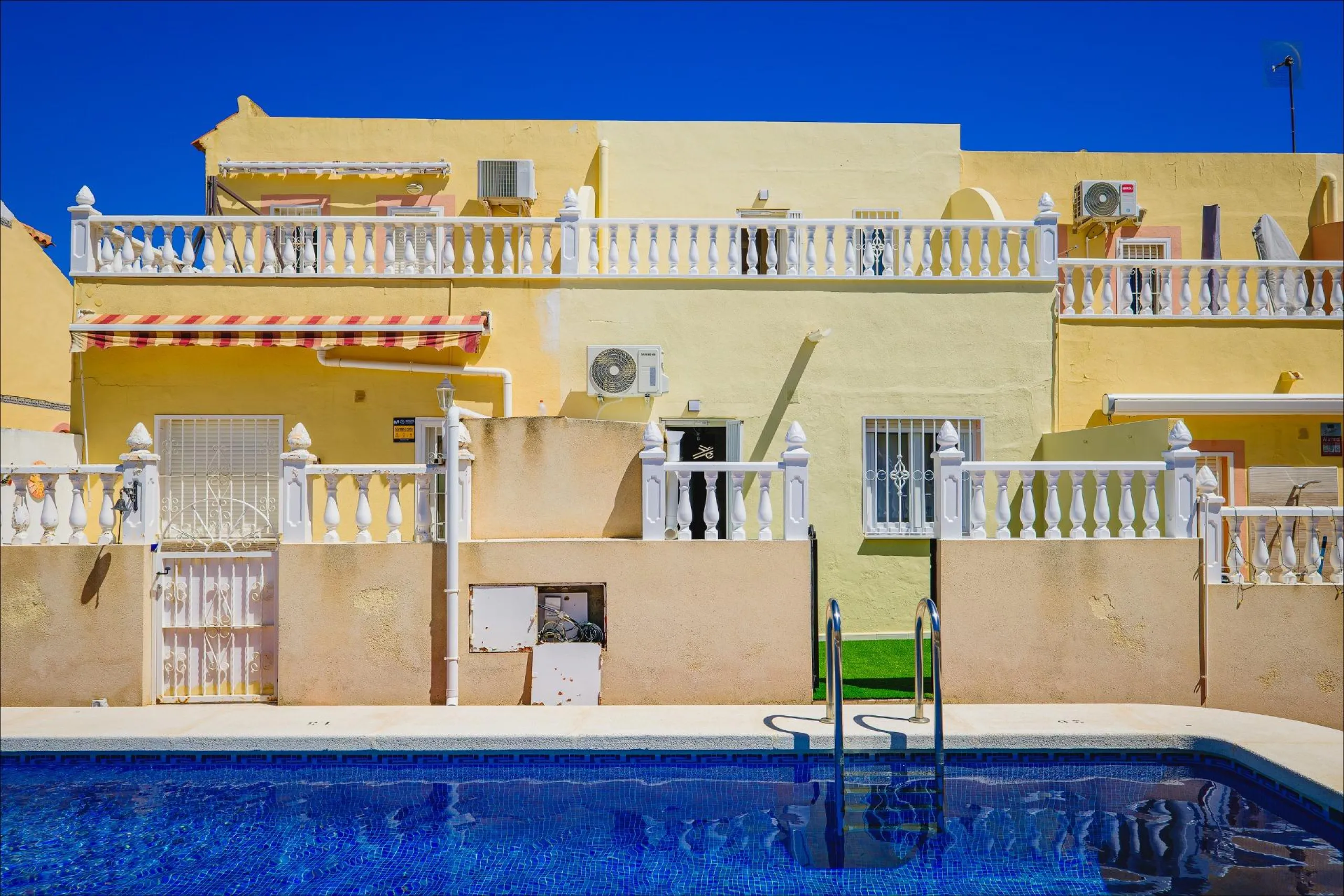 REFORMED TOWNHOUSE WITH SEA VIEWS IN "LAS FILIPINAS" ORIHUELA COSTA. WITH POOL. 3 BEDROOMS. 2 BATHROOMS. WITH A SURFACE OF 84 M2.