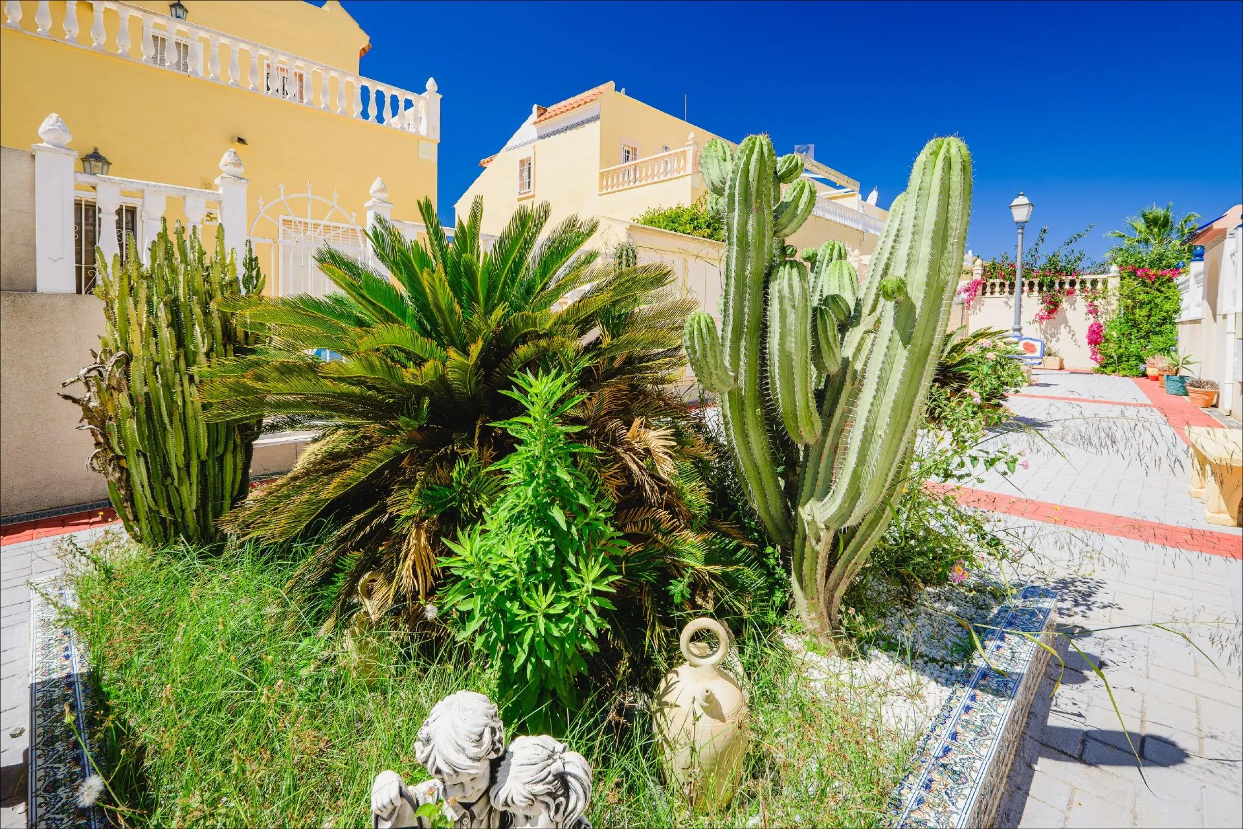 REFORMED TOWNHOUSE WITH SEA VIEWS IN "LAS FILIPINAS" ORIHUELA COSTA. WITH POOL. 3 BEDROOMS. 2 BATHROOMS. WITH A SURFACE OF 84 M2.