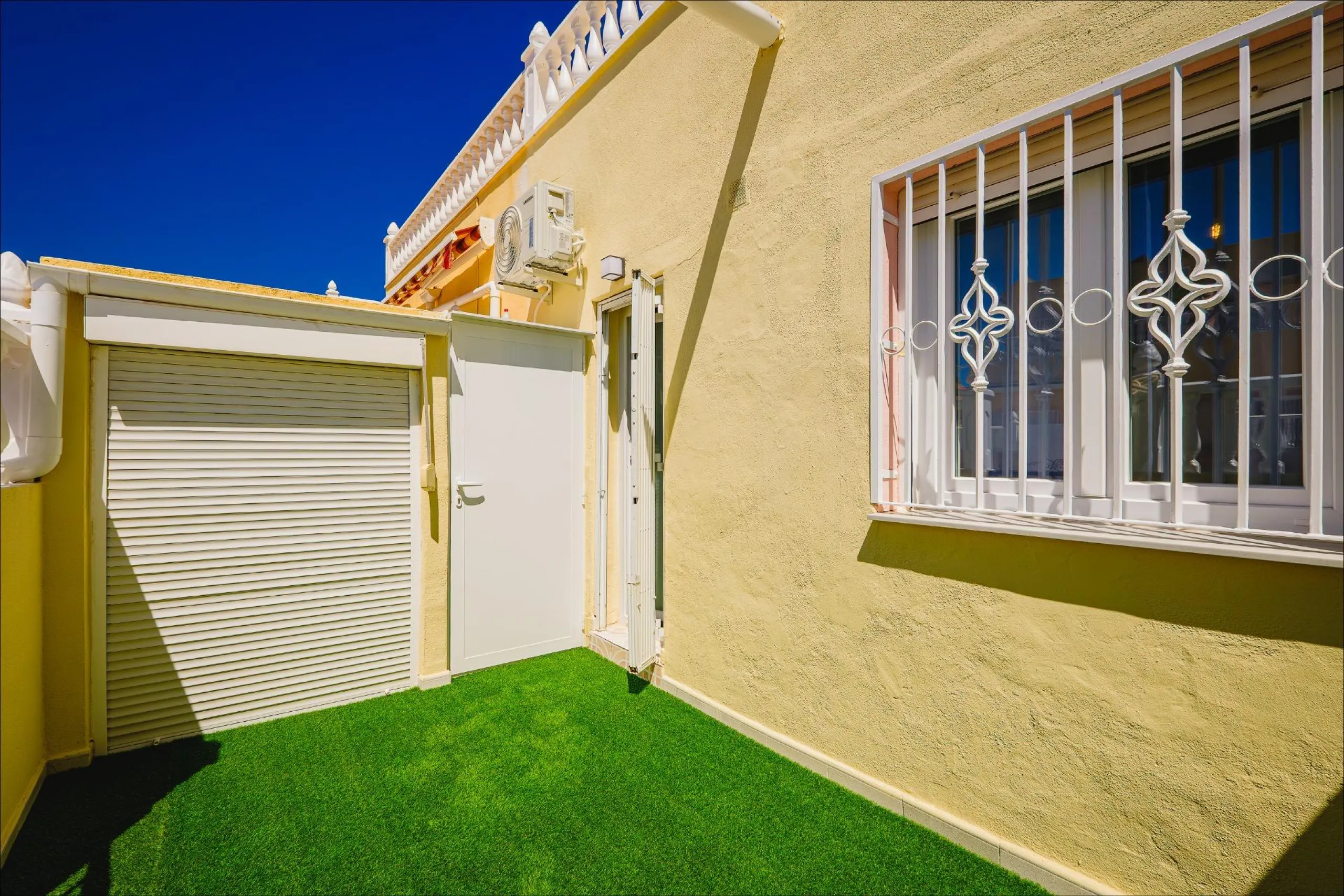 REFORMED TOWNHOUSE WITH SEA VIEWS IN "LAS FILIPINAS" ORIHUELA COSTA. WITH POOL. 3 BEDROOMS. 2 BATHROOMS. WITH A SURFACE OF 84 M2.
