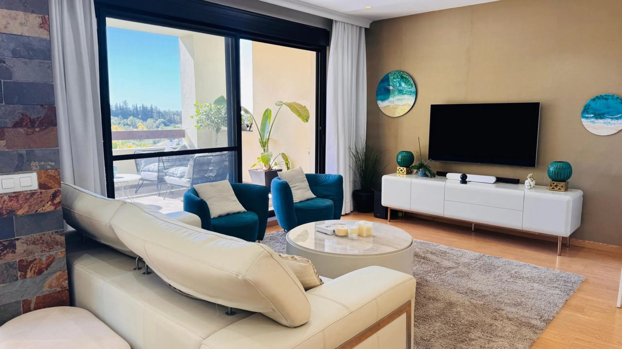 Vollständig renovierte 2-Zimmer-Wohnung mit großer 40-m²-Terrasse – Selwo, Estepona