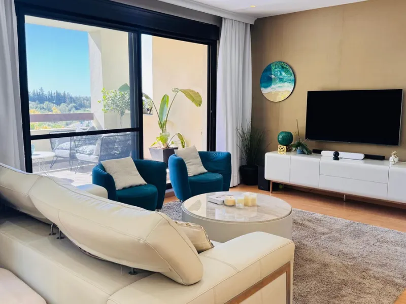 Vollständig renovierte 2-Zimmer-Wohnung mit großer 40-m²-Terrasse – Selwo, Estepona