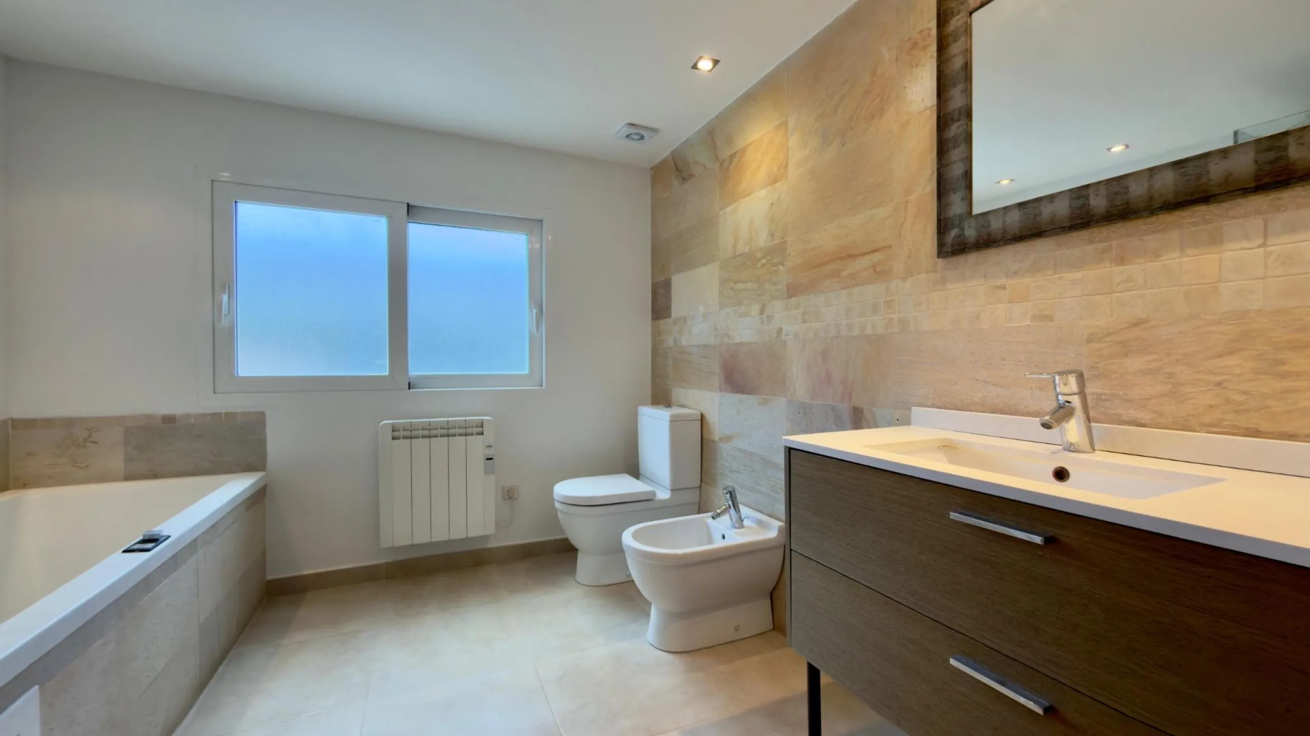 Exclusive renovated semi-detached house in the heart of Albir