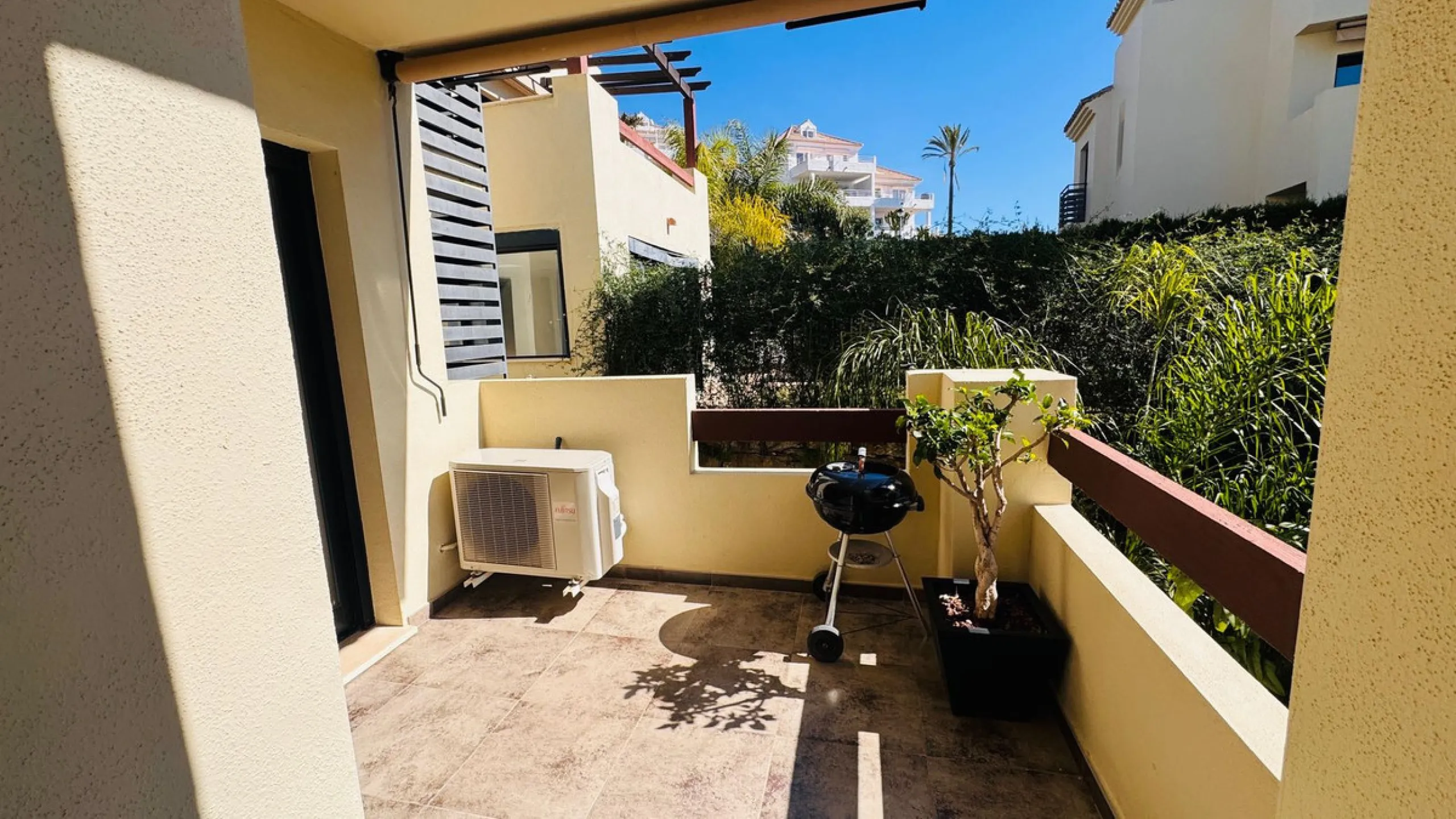 Vollständig renovierte 2-Zimmer-Wohnung mit großer 40-m²-Terrasse – Selwo, Estepona