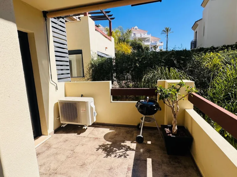 Vollständig renovierte 2-Zimmer-Wohnung mit großer 40-m²-Terrasse – Selwo, Estepona