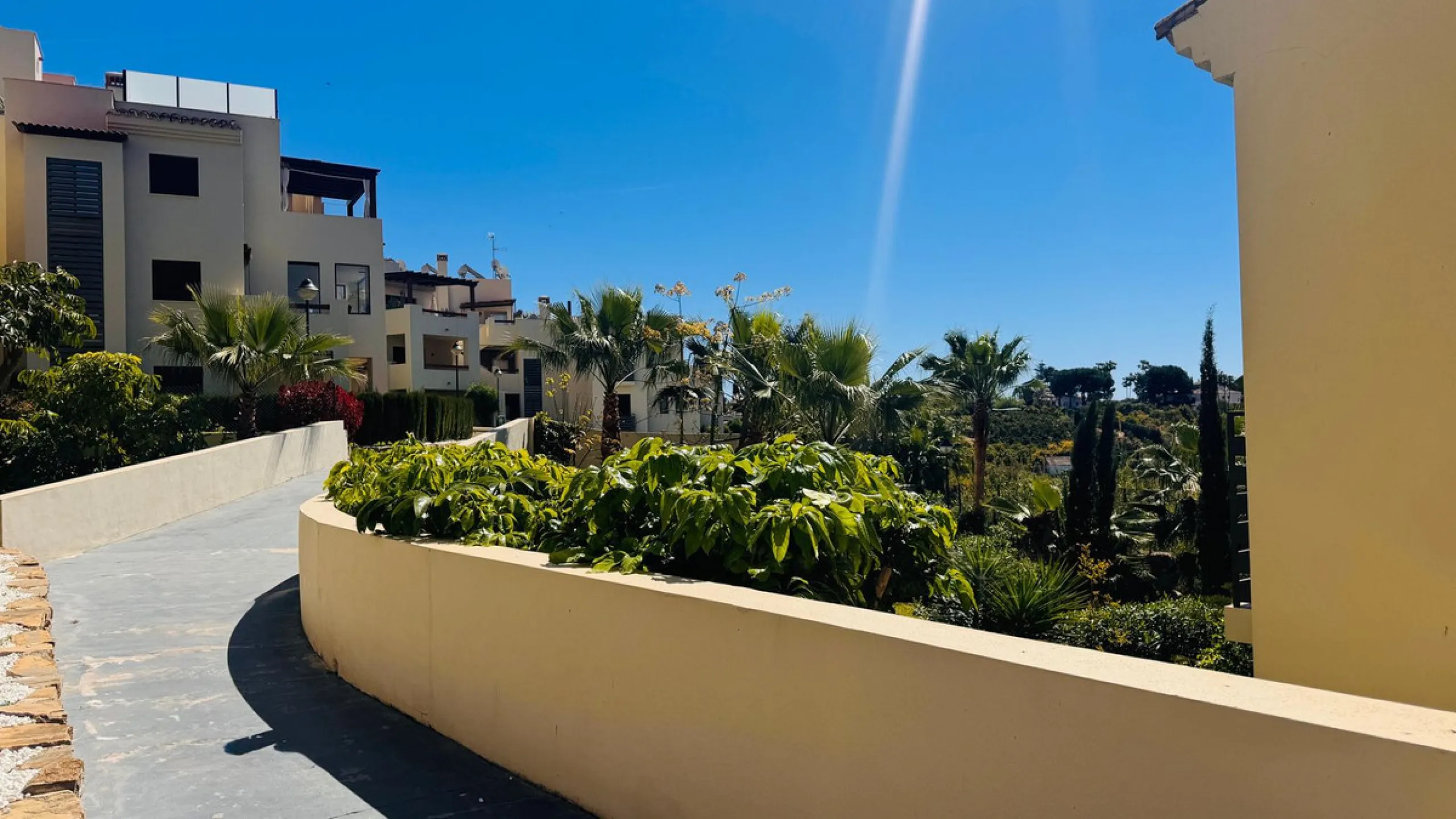 Vollständig renovierte 2-Zimmer-Wohnung mit großer 40-m²-Terrasse – Selwo, Estepona