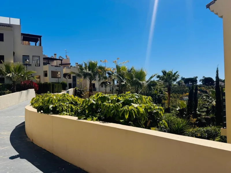Vollständig renovierte 2-Zimmer-Wohnung mit großer 40-m²-Terrasse – Selwo, Estepona