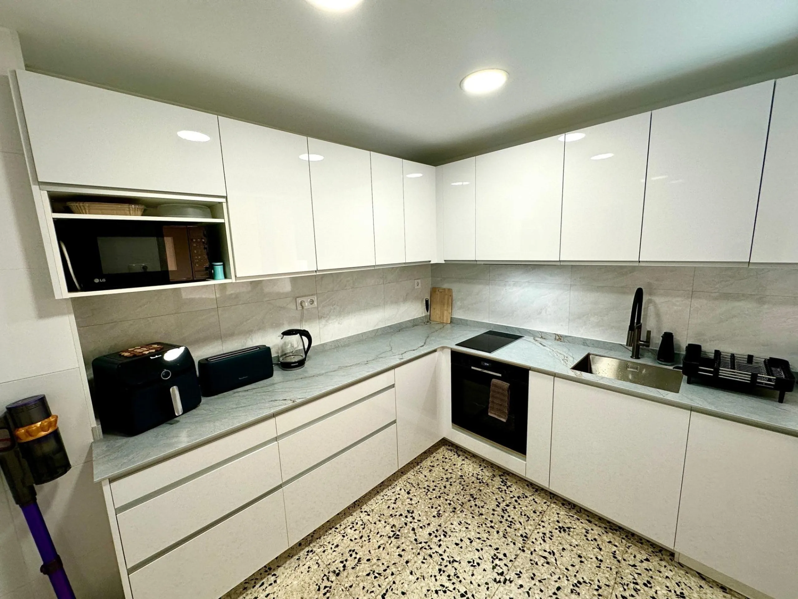 Spacious fully renovated apartment for sale in the Campoamor area of Alicante.