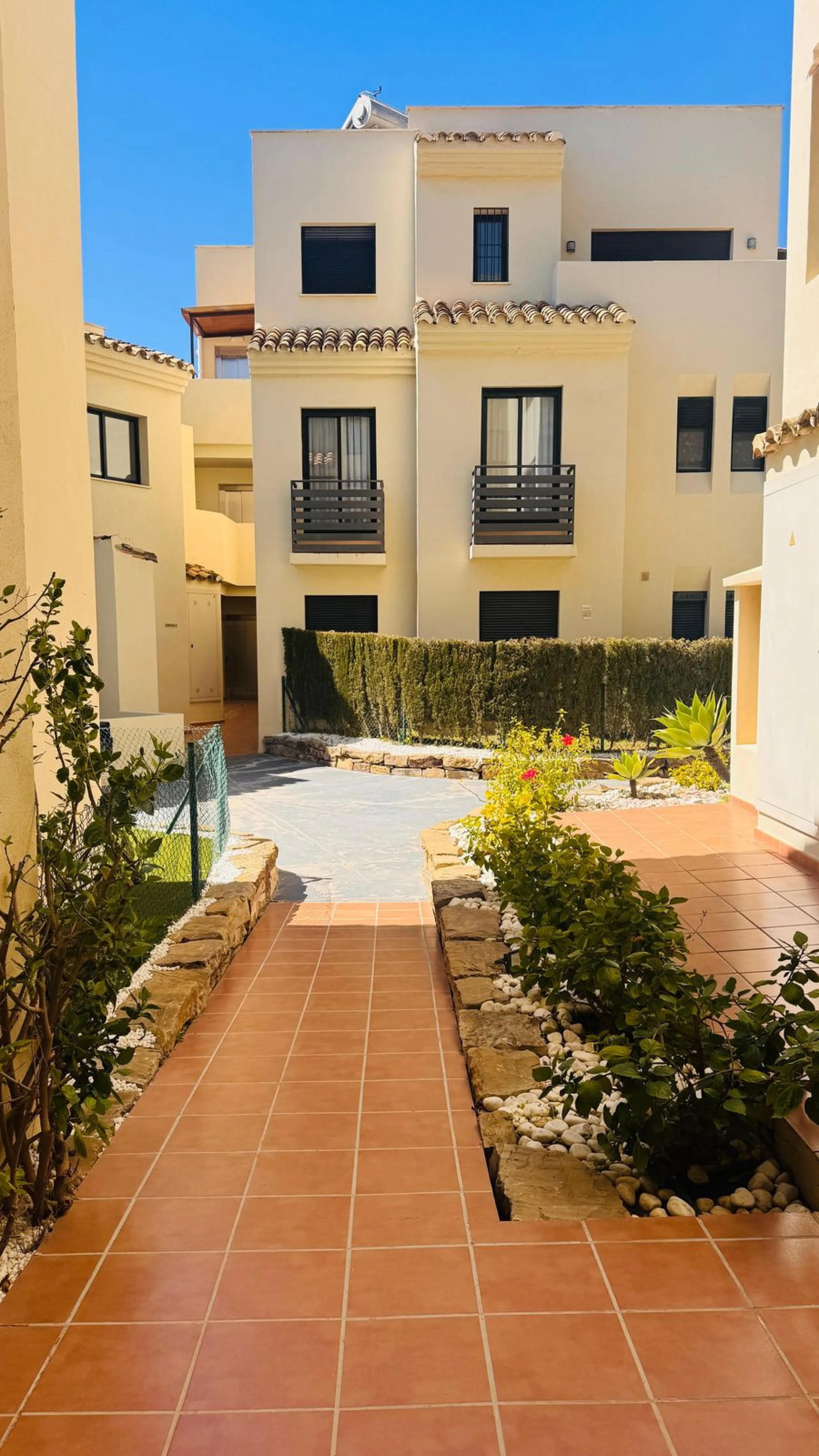 Vollständig renovierte 2-Zimmer-Wohnung mit großer 40-m²-Terrasse – Selwo, Estepona