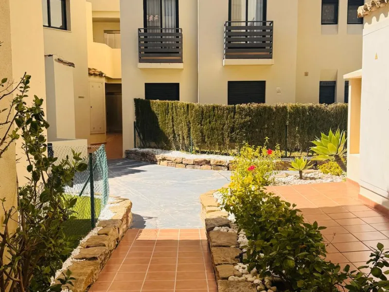 Vollständig renovierte 2-Zimmer-Wohnung mit großer 40-m²-Terrasse – Selwo, Estepona