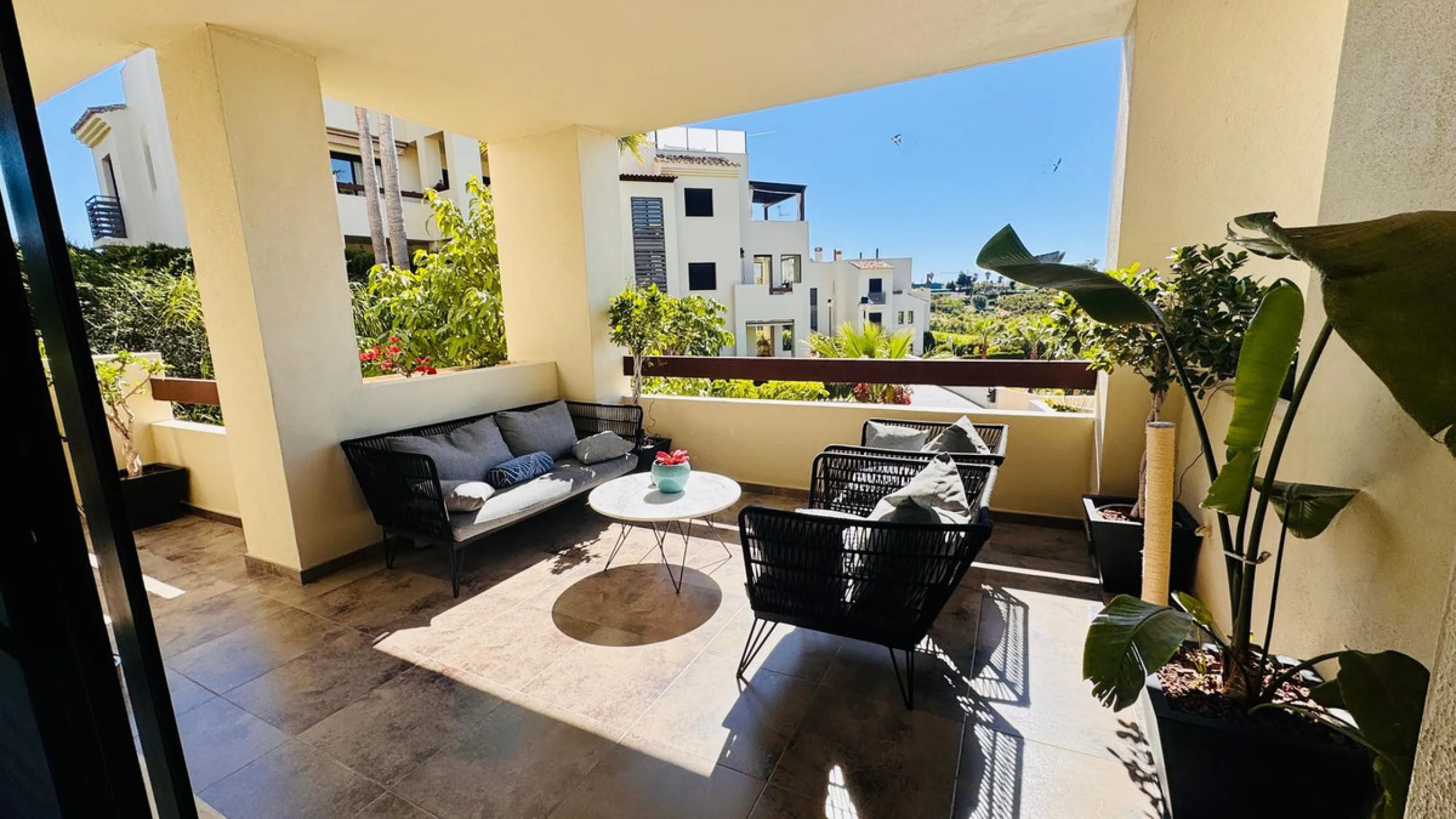 Vollständig renovierte 2-Zimmer-Wohnung mit großer 40-m²-Terrasse – Selwo, Estepona