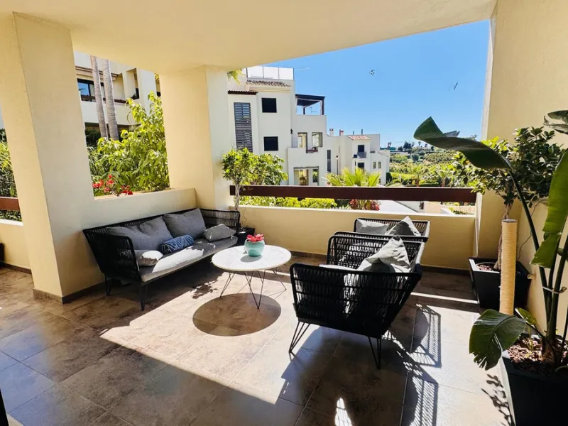 Vollständig renovierte 2-Zimmer-Wohnung mit großer 40-m²-Terrasse – Selwo, Estepona