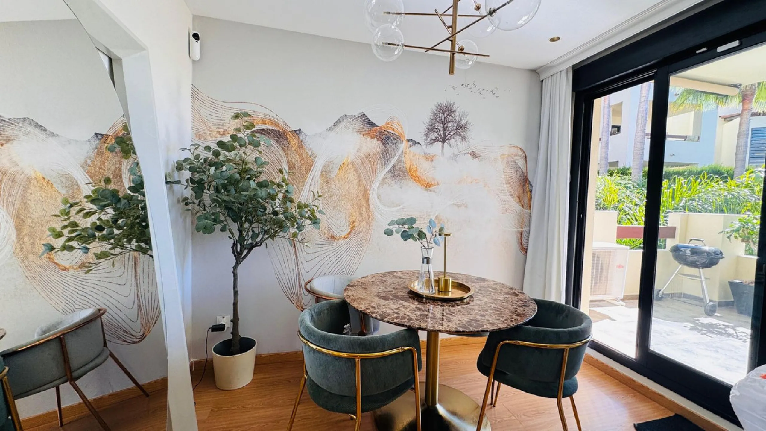 Vollständig renovierte 2-Zimmer-Wohnung mit großer 40-m²-Terrasse – Selwo, Estepona