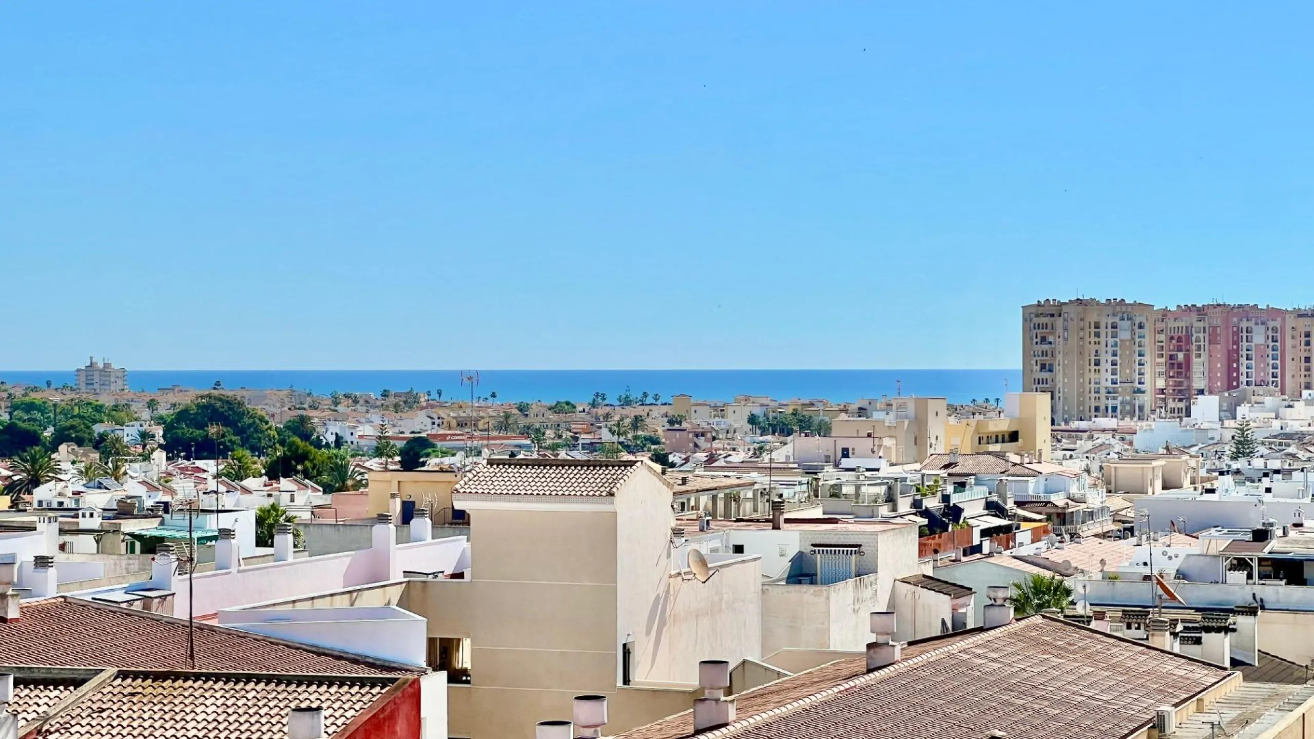 ATICO REFORMADO CON VISTAS DESPEJADAS A TAN SOLO 550m DE LA PLAYA