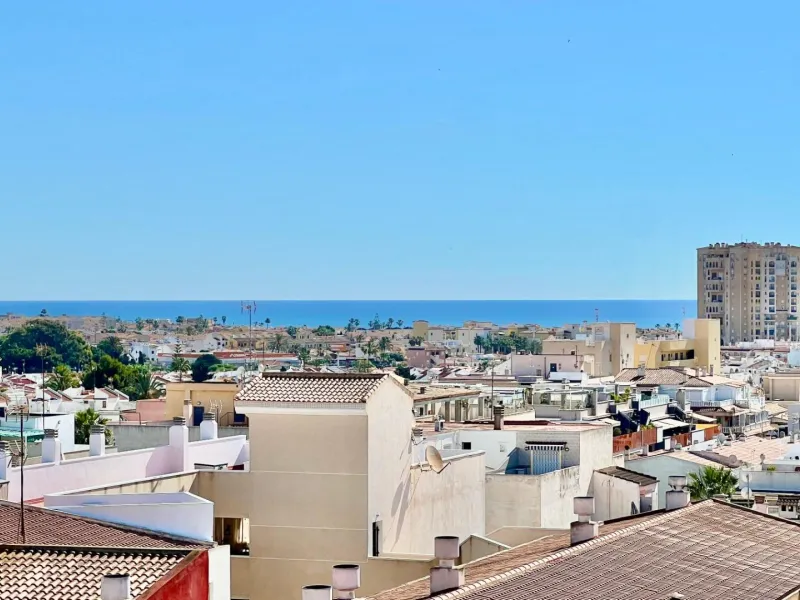 ATICO REFORMADO CON VISTAS DESPEJADAS A TAN SOLO 550m DE LA PLAYA