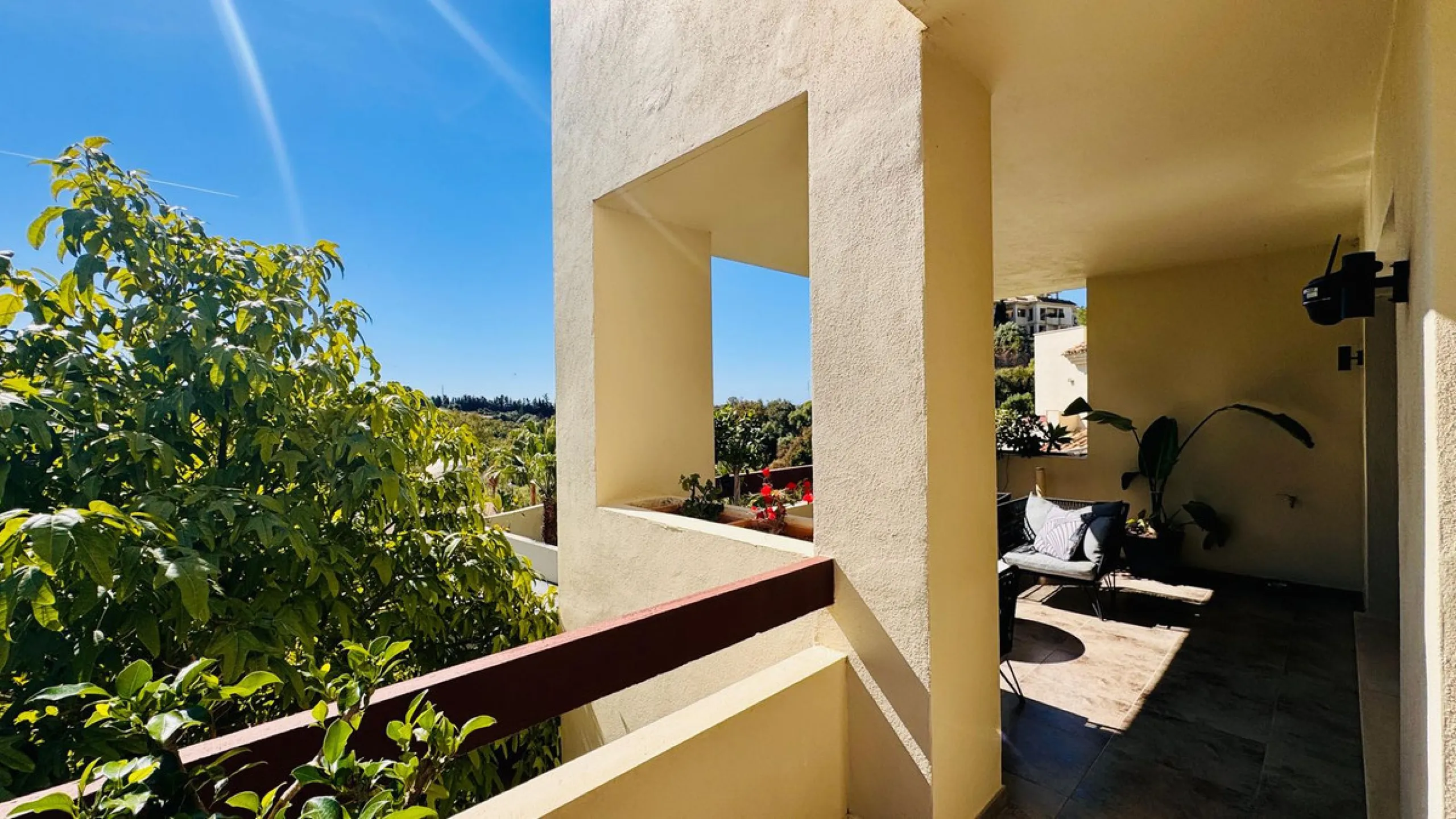 Vollständig renovierte 2-Zimmer-Wohnung mit großer 40-m²-Terrasse – Selwo, Estepona